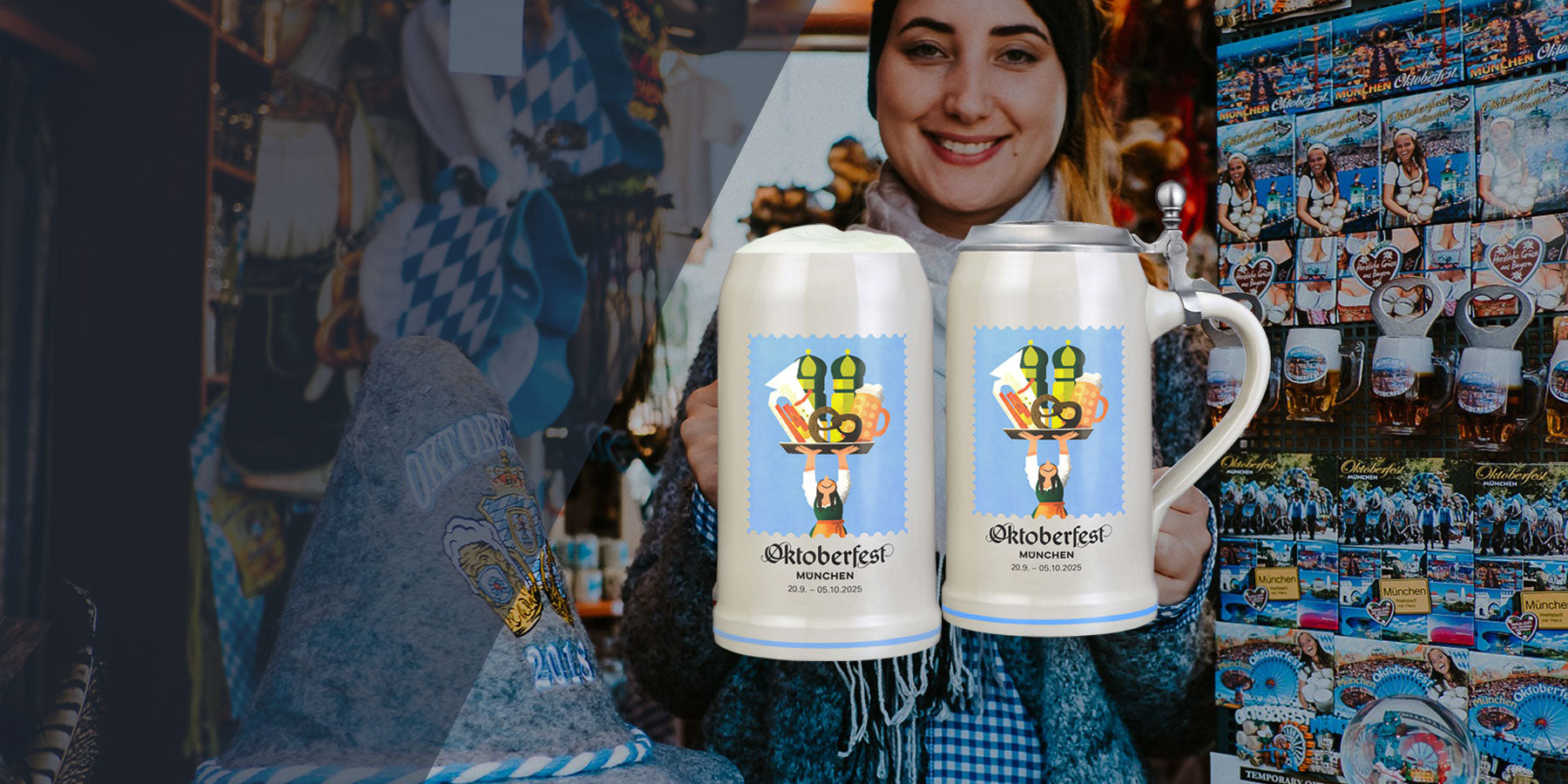 Fröhliche Dame hält zwei Oktoberfest Jahreskrüge 2025 mit traditionellem Motiv und Zinndeckel vor Souvenirladen.