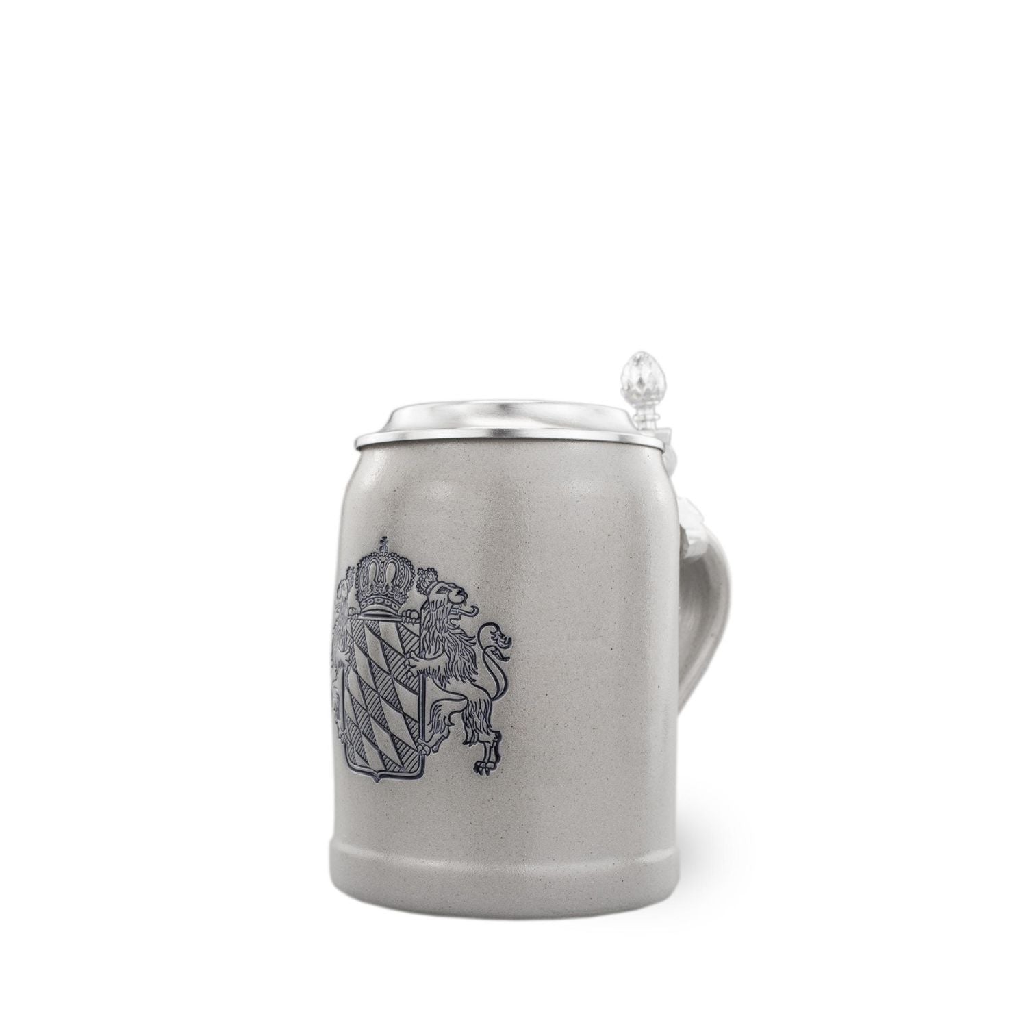 Grauer Keramik-Bierkrug mit detailliertem bayerischen Wappen und elegantem Zinndeckel.