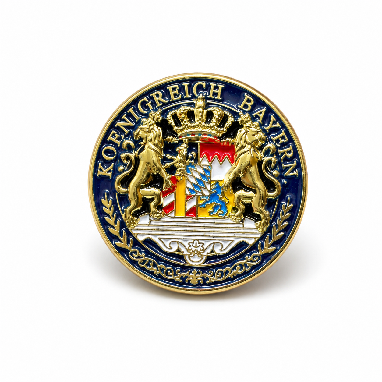 Runder Emaille-Pin "Königreich Bayern" mit detailliertem bayerischen Wappen, Krone und zwei goldenen Löwen.
