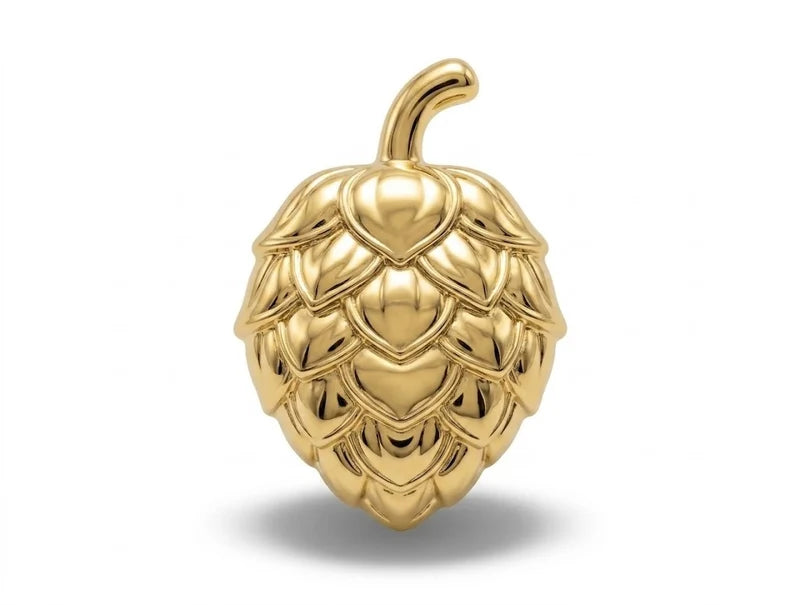 Eleganter goldener Emaille Pin in Form einer detaillierten Hopfendolde als stilvolles Accessoire für Kleidung.