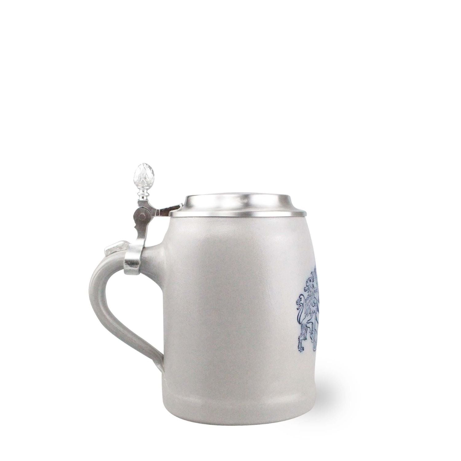 Premium Stein-Bierkrug mit bayerischem Löwenwappen und edlem Zinndeckel, traditionell und handbemalt.