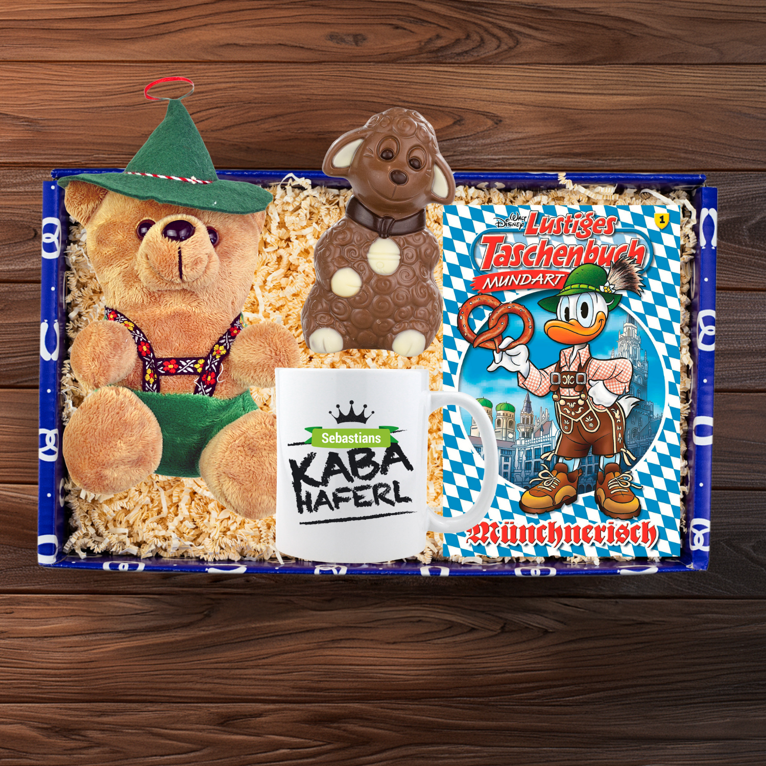 Plüschbär in brauner Lederhose, Schoko-Schaf, Kaba-Haferl mit Wunschname, bayrisches Lustiges Taschenbuch.