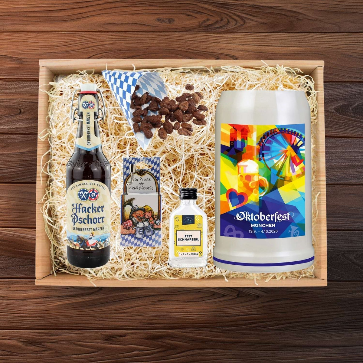 Holzkiste mit Oktoberfest Bierkrug, Hacker Pschorr Märzen Bier, gebrannten Mandeln und Schnaps.