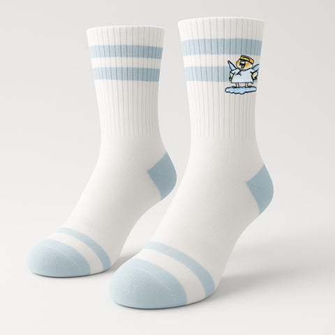Engel Aloisius Socken „Luhja sag i“: weiße Sportsocken mit hellblauen Streifen und gesticktem Aloisius am Schaft