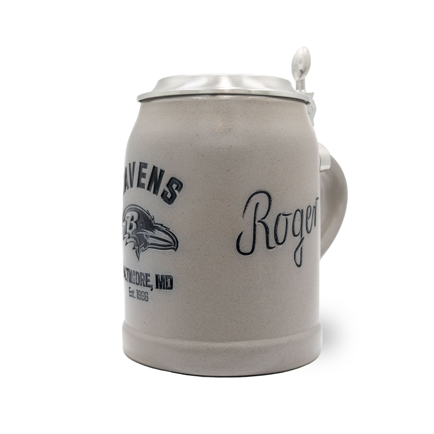 Halb-liter Steinkrug mit „Baltimore Ravens“ Logo, strukturierter Oberfläche, Zinndeckel und Gravurfläche.