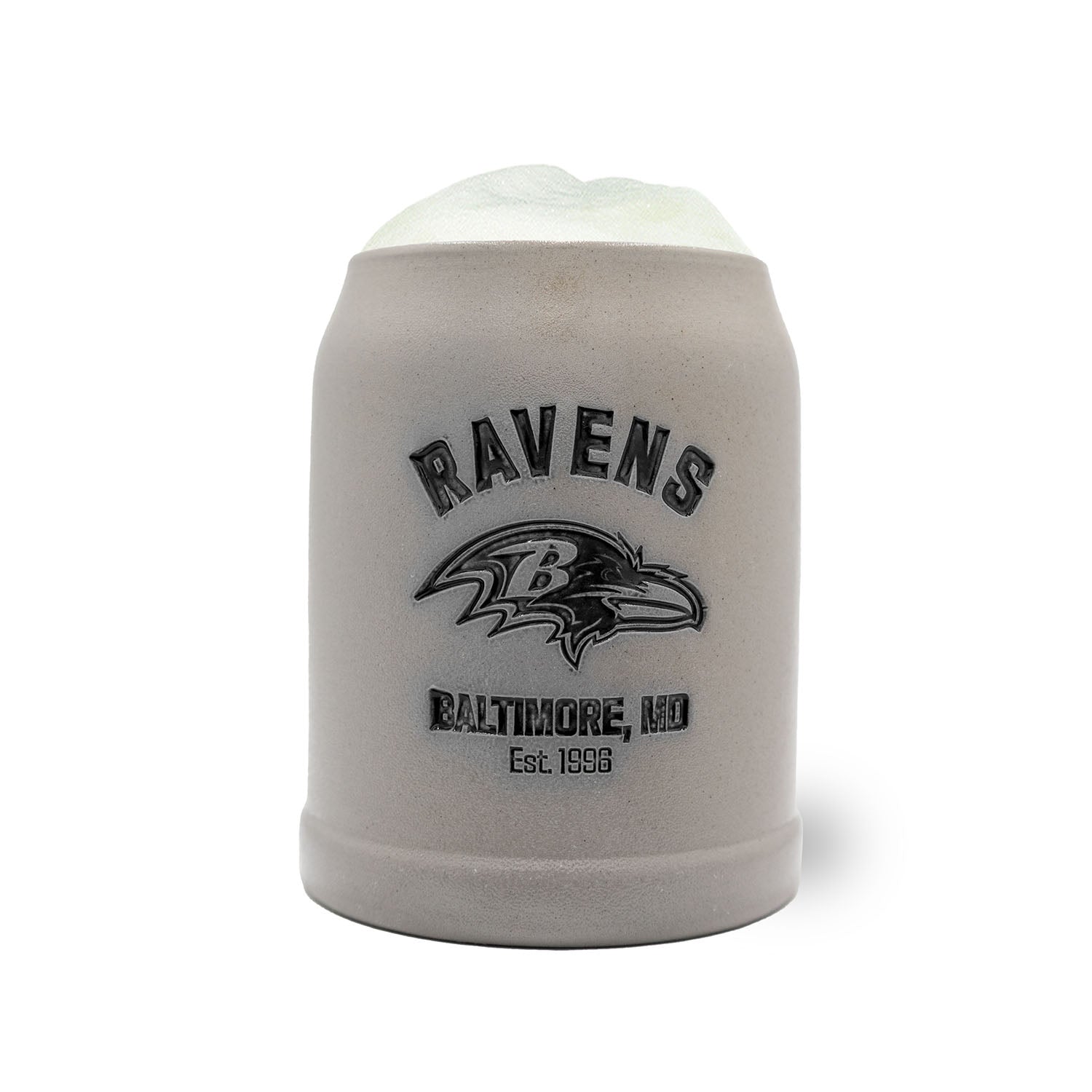 Traditioneller NFL Bierkrug „Baltimore Ravens“ aus Steinzeug mit Logo und Gravurfläche, optional mit Zinndeckel.