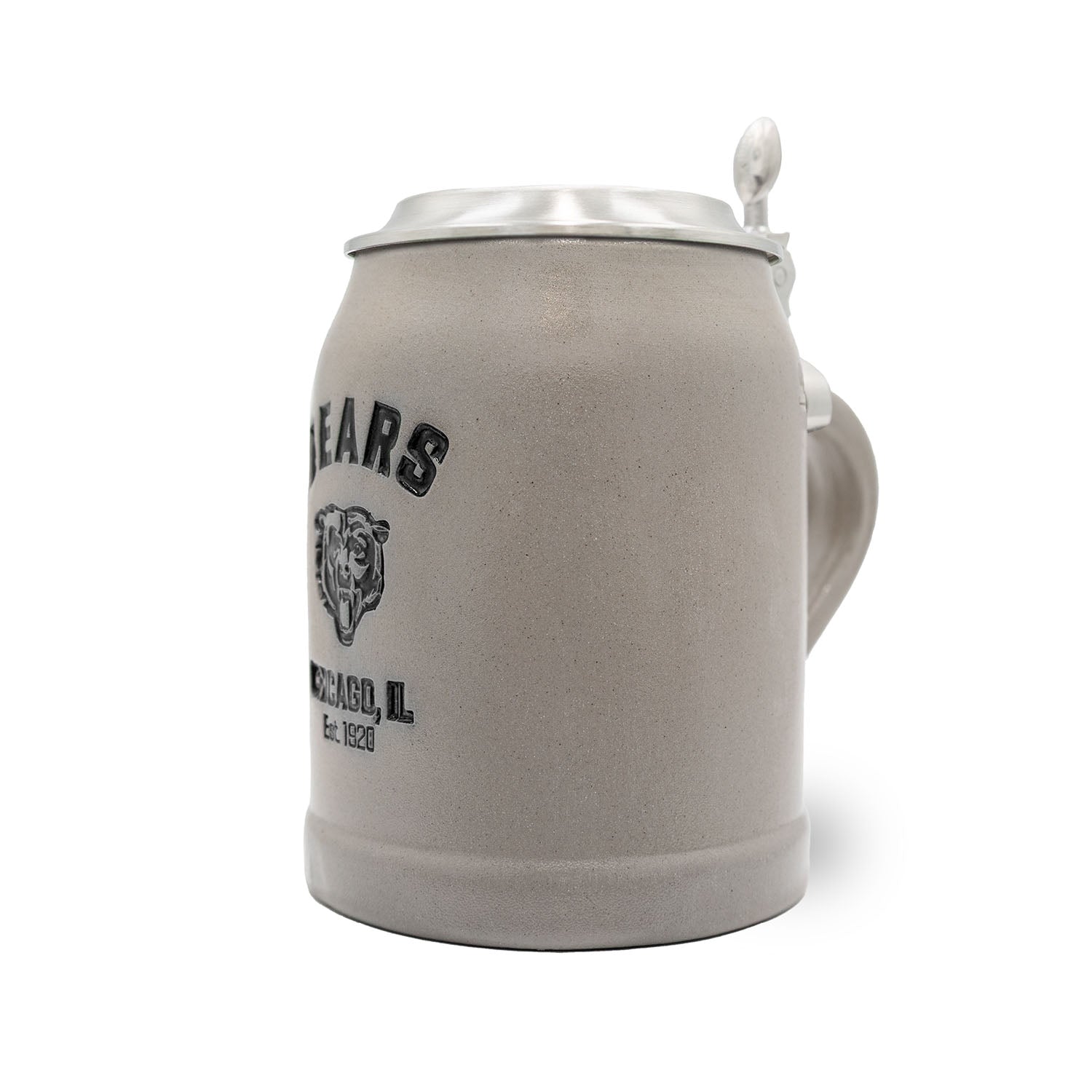 Traditioneller Bierkrug aus Steinzeug mit Chicago Bears Logo, gravierbarem Zinndeckel und 0,5 Liter Fassungsvermögen.