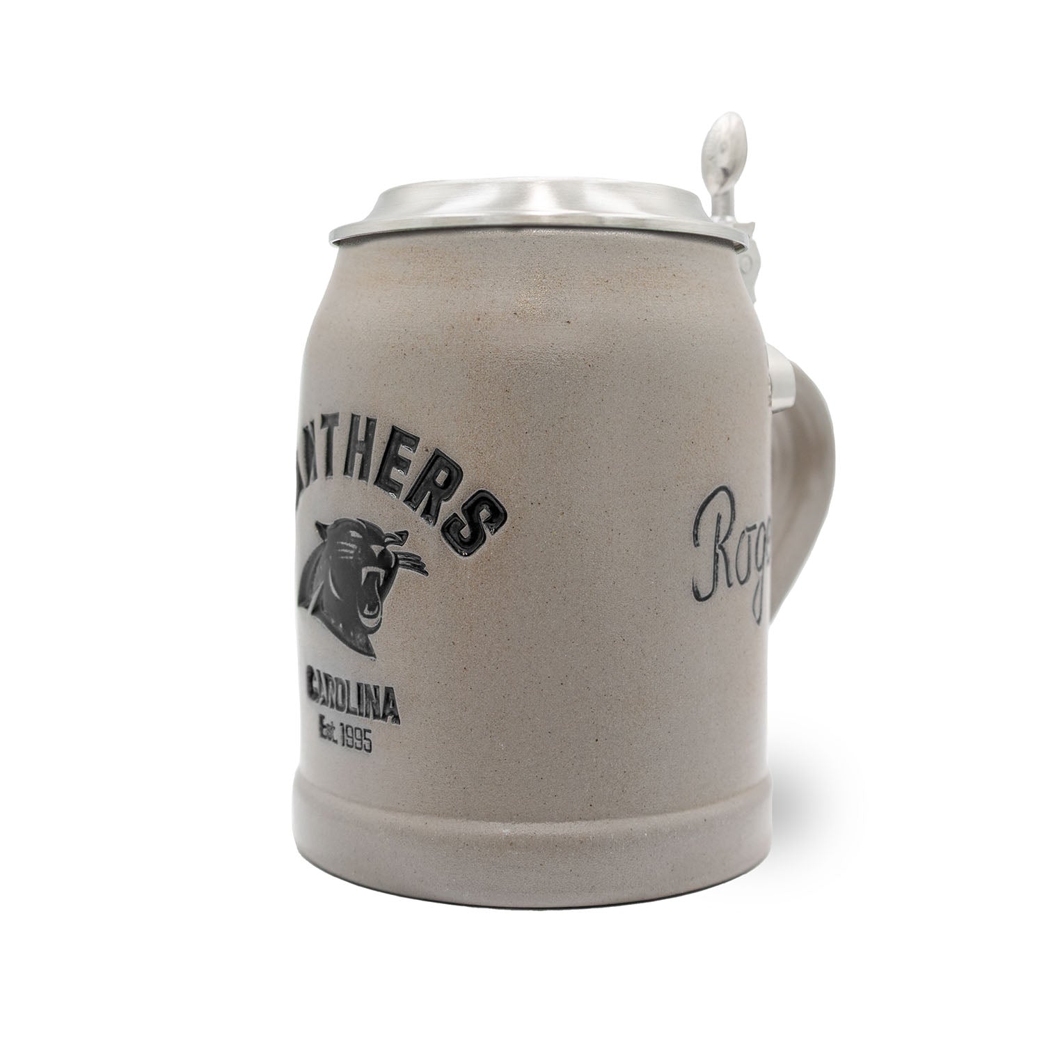 Traditioneller Bierkrug mit Carolina Panthers Logo, gravierbarem Zinndeckel und bayerischer Steinoptik, 0,5 Liter.