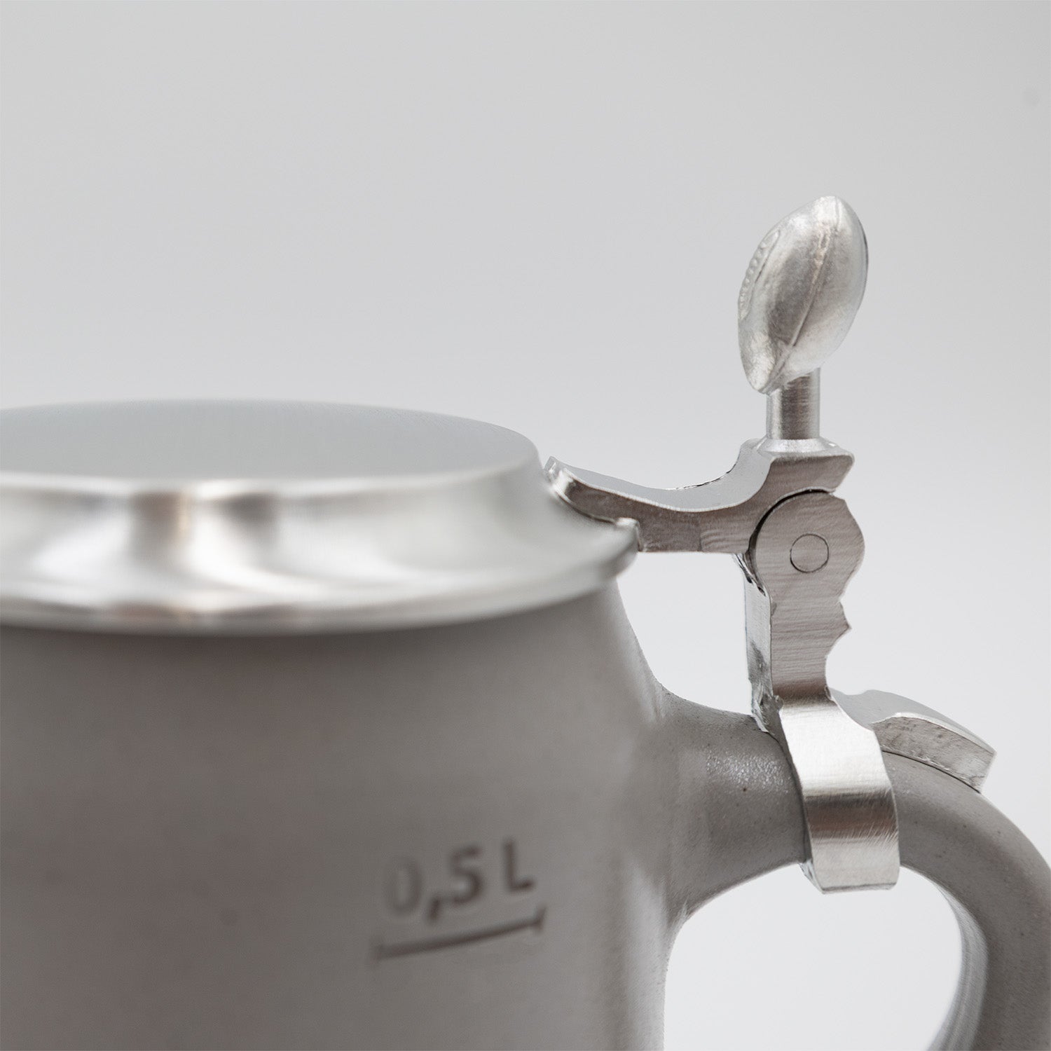 Steinkrug mit graviertem Washington Commanders-Logo, optionalem Zinndeckel und individueller Gravur, 0,5 L.