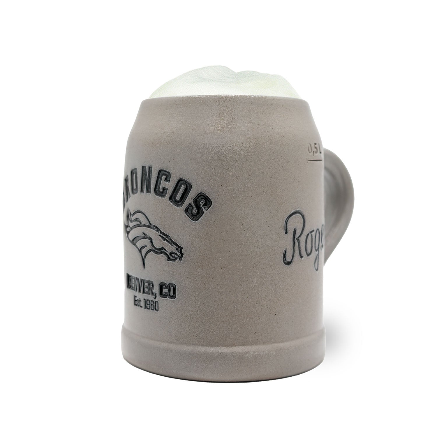 Traditioneller Bierkrug mit Denver Broncos Logo, Steingut-Optik, optional personalisierbar, mit oder ohne Zinndeckel.