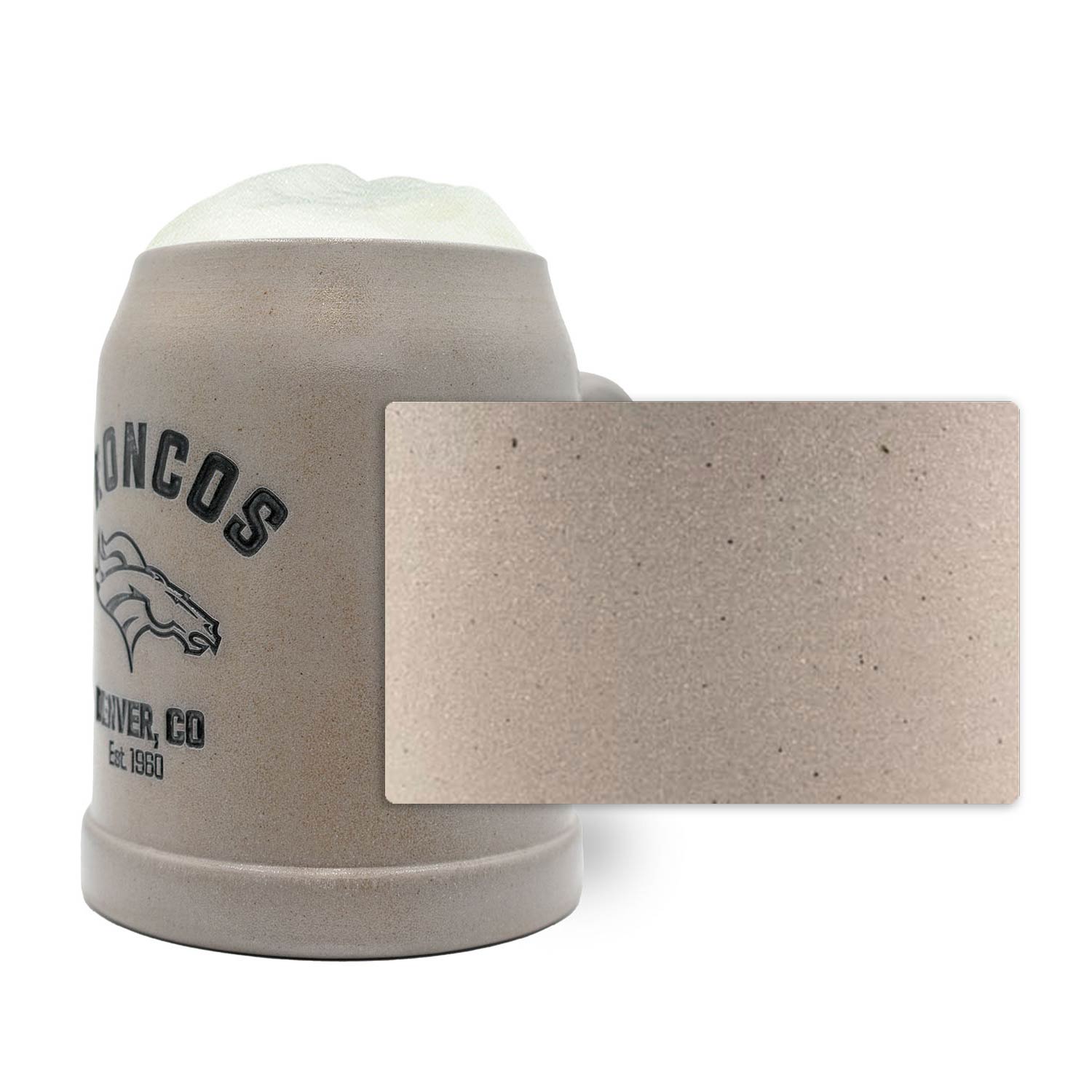 Steinkrug mit Denver Broncos Logo, gravierbar, optional mit Zinndeckel, Fassungsvermögen 0,5 Liter.