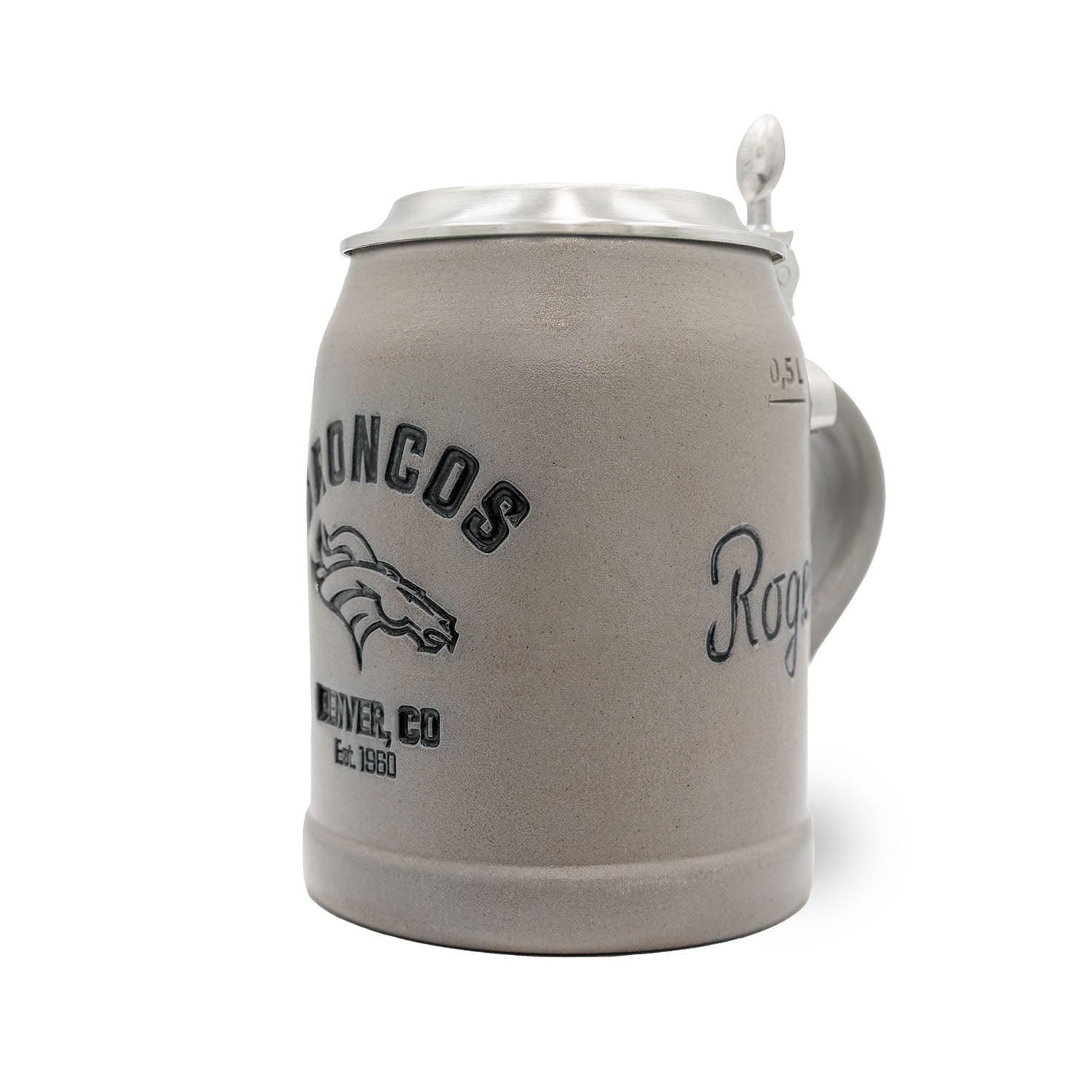 Traditioneller Steinkrug mit Denver Broncos Logo, optional gravierter Zinndeckel, 0,5 Liter, handgefertigt in Deutschland.