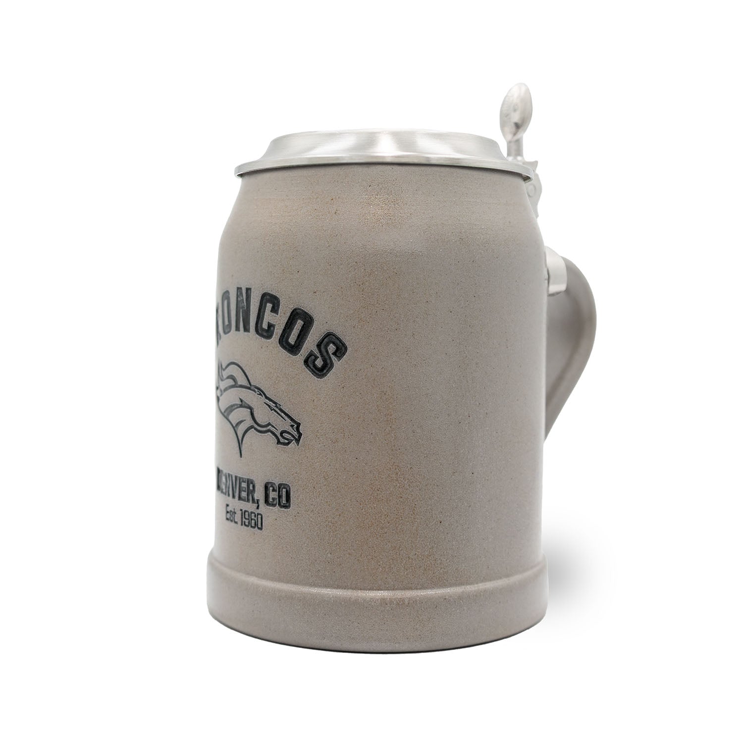Steinkrug mit sichtbarem Denver Broncos Logo, traditioneller Form, optionalem Zinndeckel und personalisierbarer Gravur.