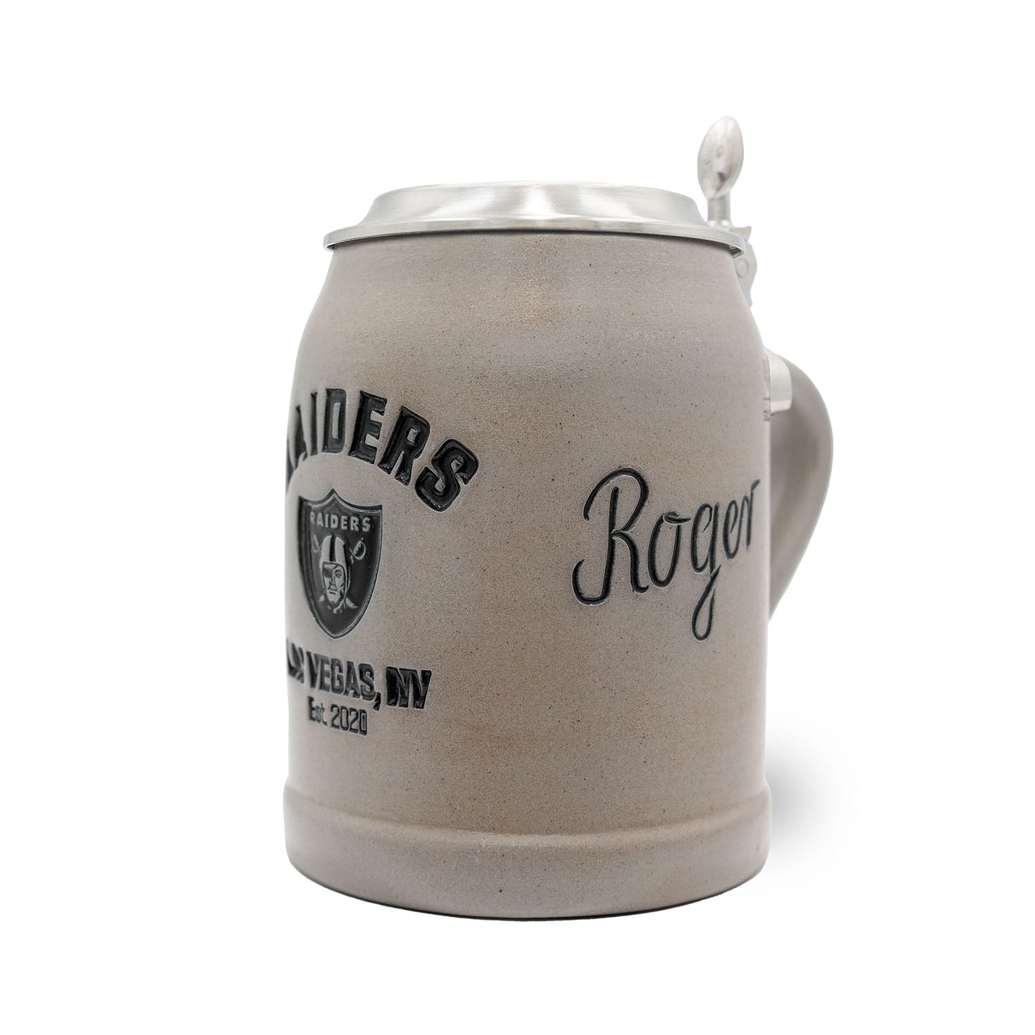 Steinkrug mit Las Vegas Raiders Logo, Zinndeckel und gravierbarem Namensfeld, Fassungsvermögen 0,5 Liter.