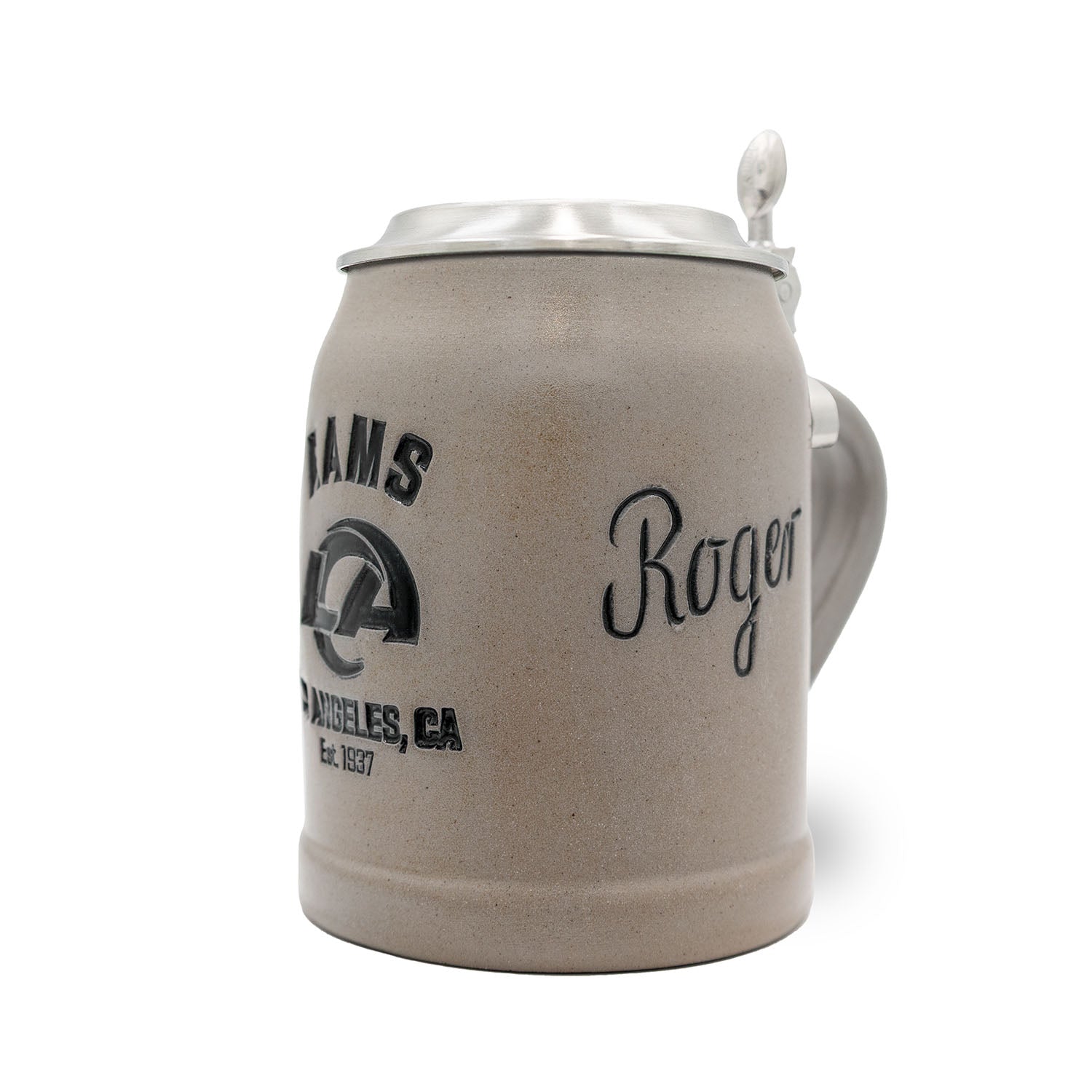 Traditioneller Steinkrug mit Los Angeles Rams Logo, graviertem Zinndeckel und individuellem Namensschriftzug.