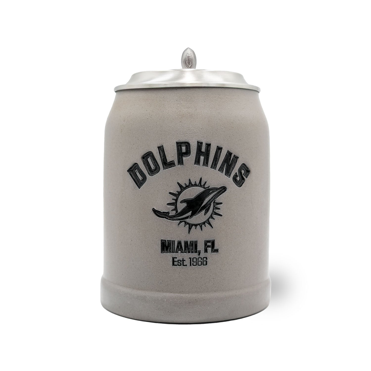 Hochwertiger Steinkrug mit Miami Dolphins Logo und detailreichem Zinndeckel, optional personalisierbar.