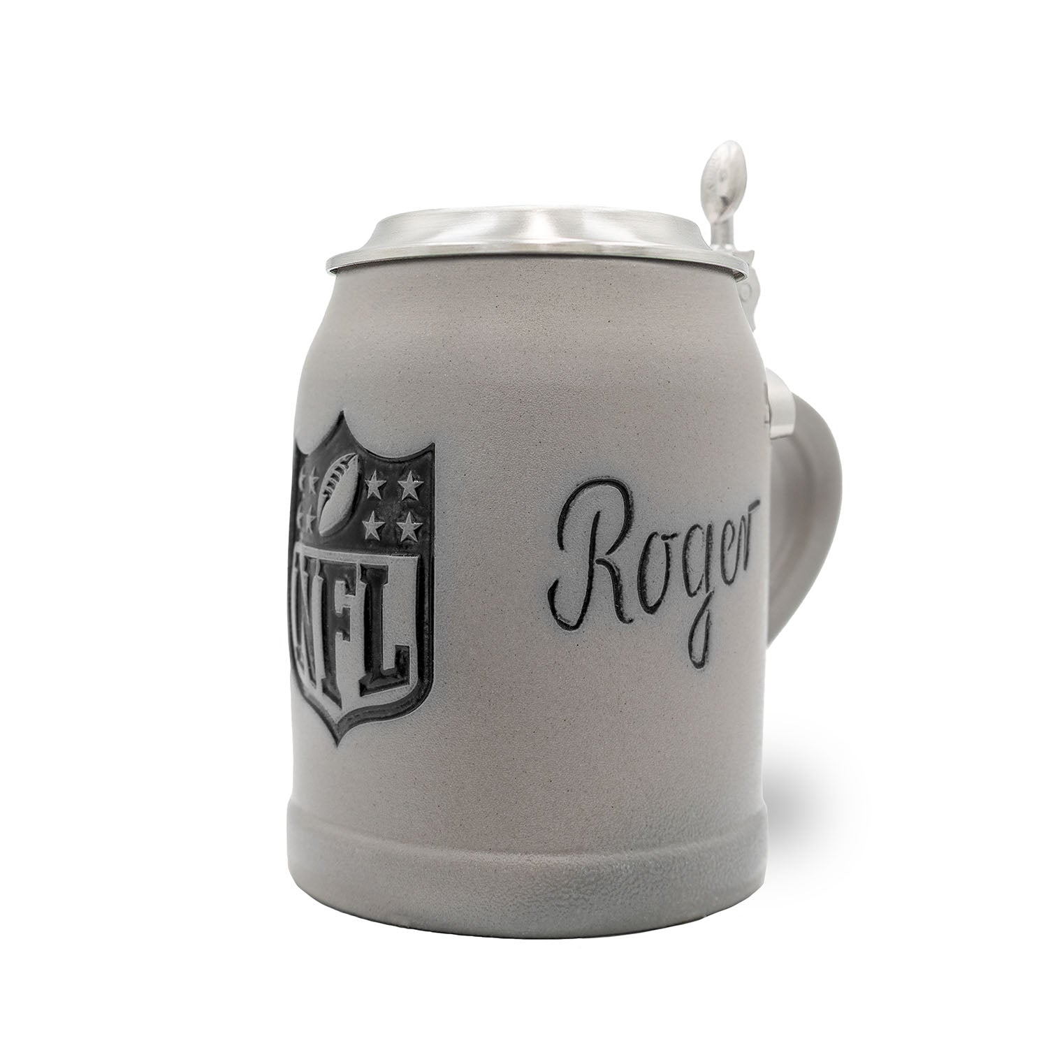 Steinkrug mit NFL Shield Logo auf der Front, graviertem Zinndeckel und Henkel, handgefertigt, 0,5 l, personalisierbar.