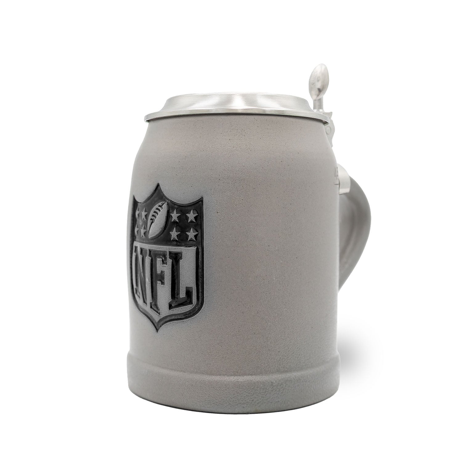Traditioneller Steinkrug mit NFL Shield Logo, gravierbarem Zinndeckel und Henkel; Fassungsvermögen 0,5 Liter.