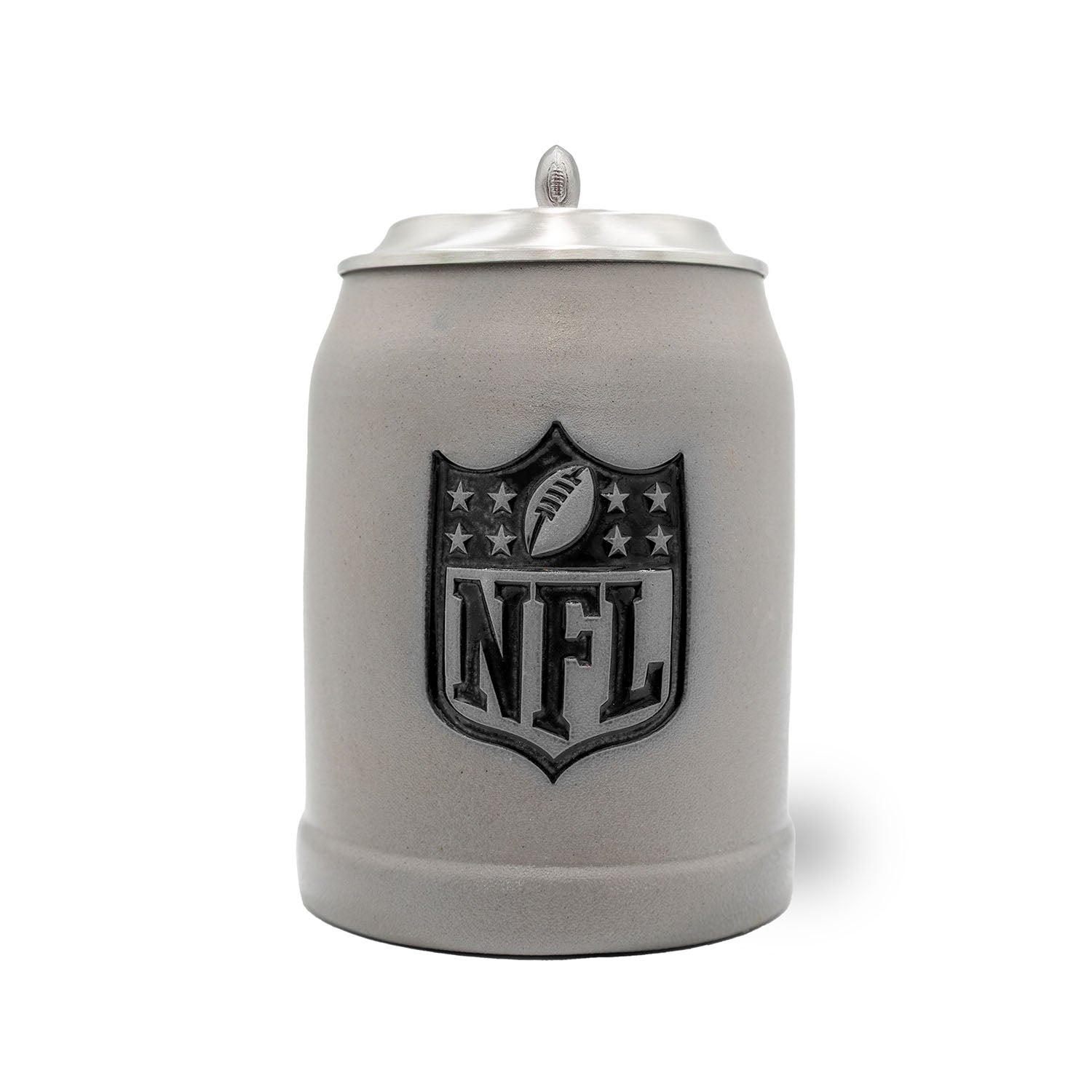 Halb-litriger Steinkrug mit erhabenem NFL Shield-Logo vorne, Zinndeckel mit Gravuroption, handgefertigt in Deutschland.