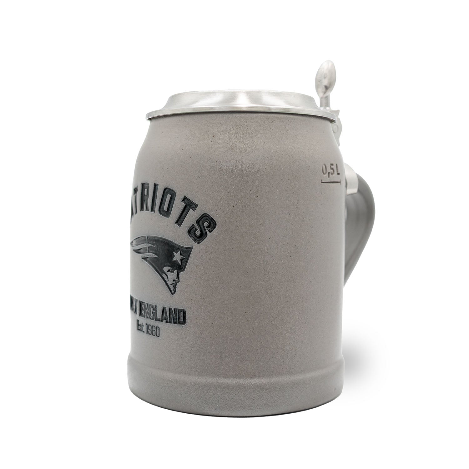 Traditioneller Steinkrug mit New England Patriots Logo, optionalem Zinndeckel und Gravur, 0,5 Liter.