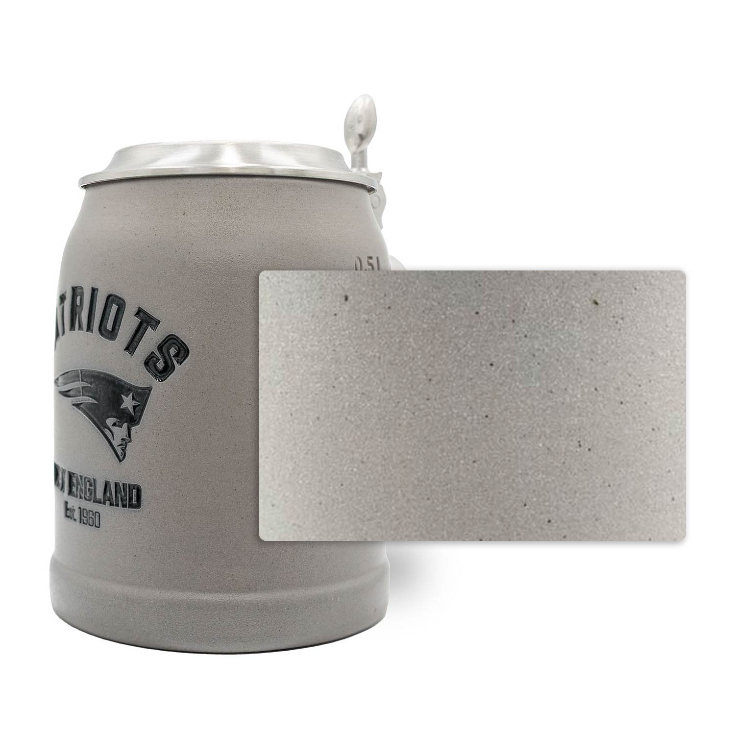 Traditioneller Bierkrug aus Steinzeug mit NFL-Teamlogo „New England Patriots“ und graviertem Zinndeckel, 0,5 l.