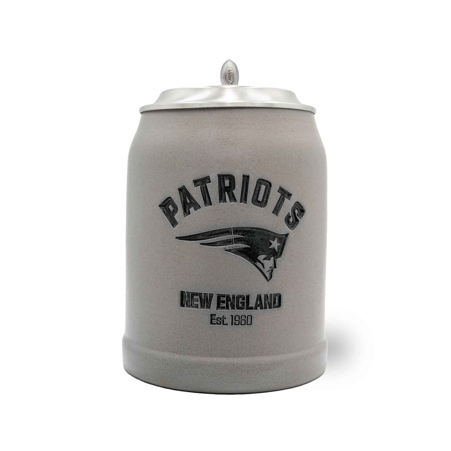 Traditioneller Bierkrug aus Steinzeug mit New England Patriots Logo, Zinndeckel und optionaler Gravur, 0,5 l.