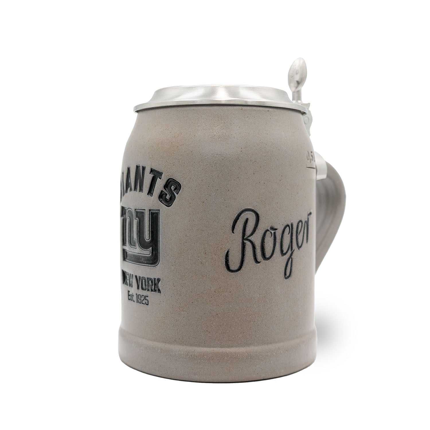 Halb-liter Steinkrug mit New York Giants Logo, optionalem Zinndeckel und individueller Gravur auf Keramik.