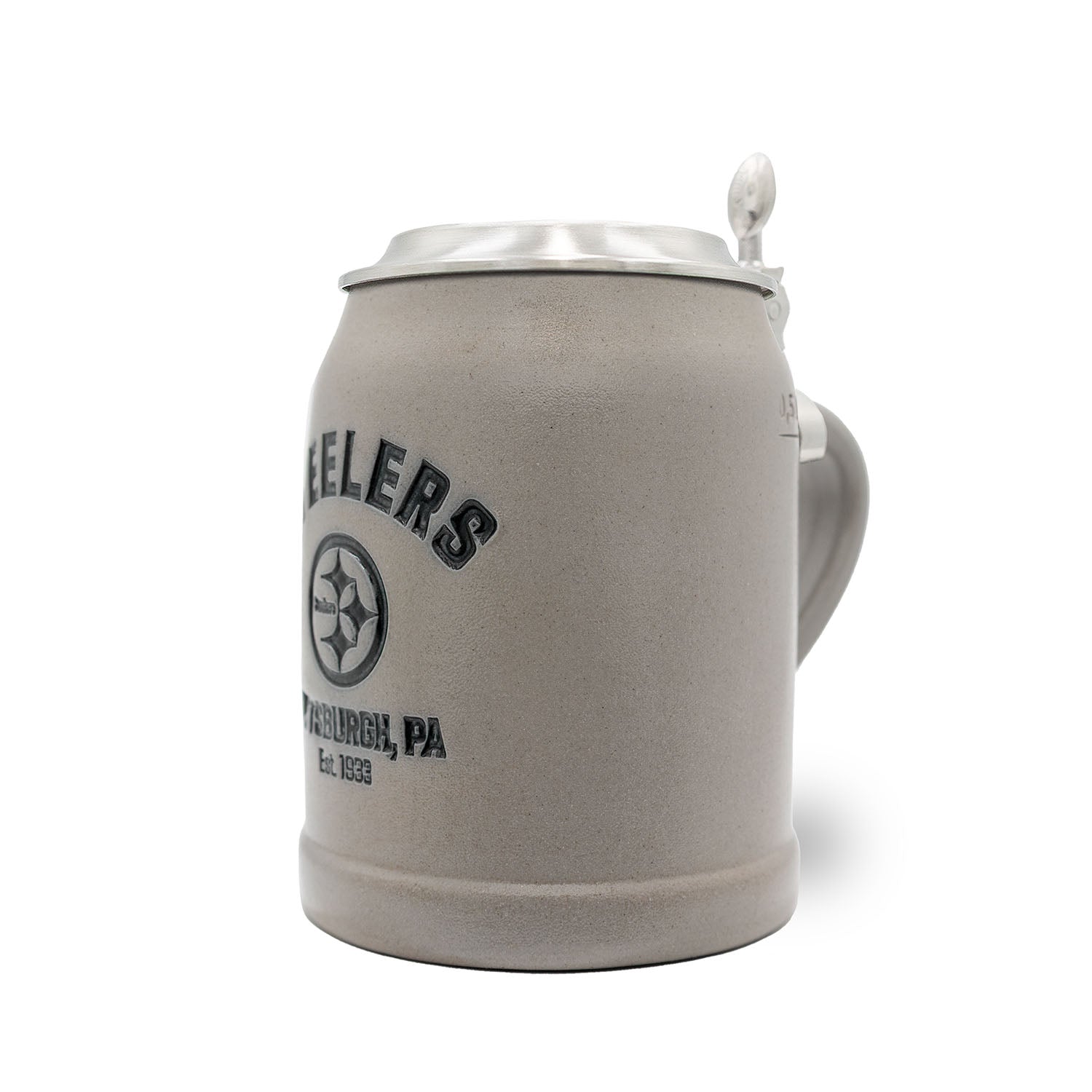 Halb liter Bierkrug aus Steinzeug mit Pittsburgh Steelers Logo, Zinndeckel und gravierbarem Namensfeld.