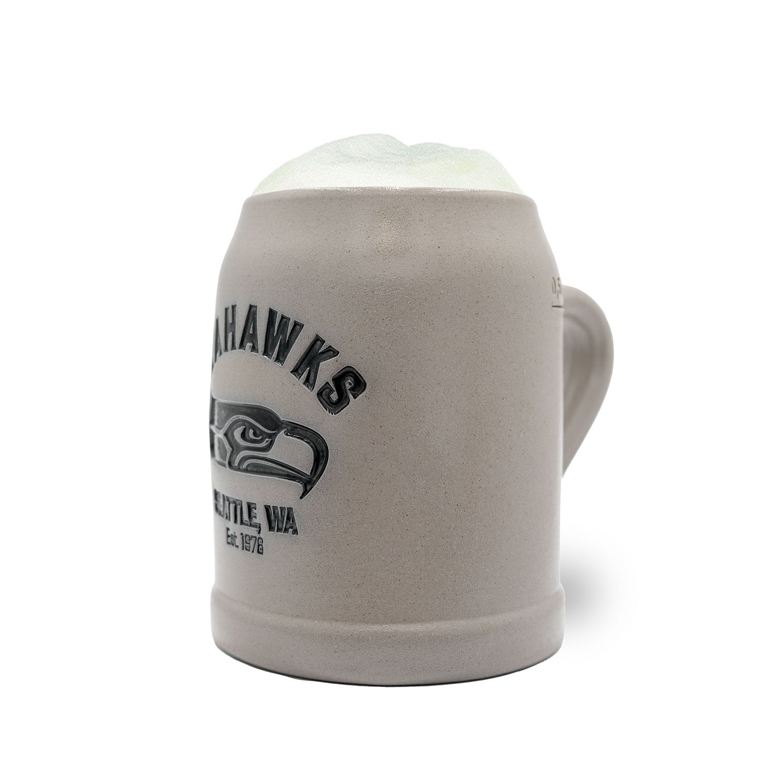 Traditioneller NFL Bierkrug „Seattle Seahawks“ aus Steingut mit farbigem Teamlogo in Reliefoptik, 0,5 l.