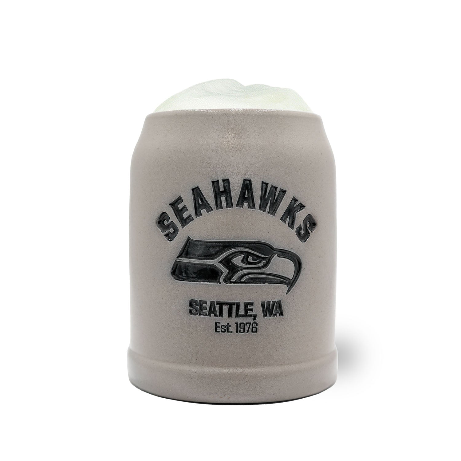 Hochwertiger NFL Bierkrug "Seattle Seahawks" aus Steingut mit Vereinslogo und optionalem Zinndeckel.