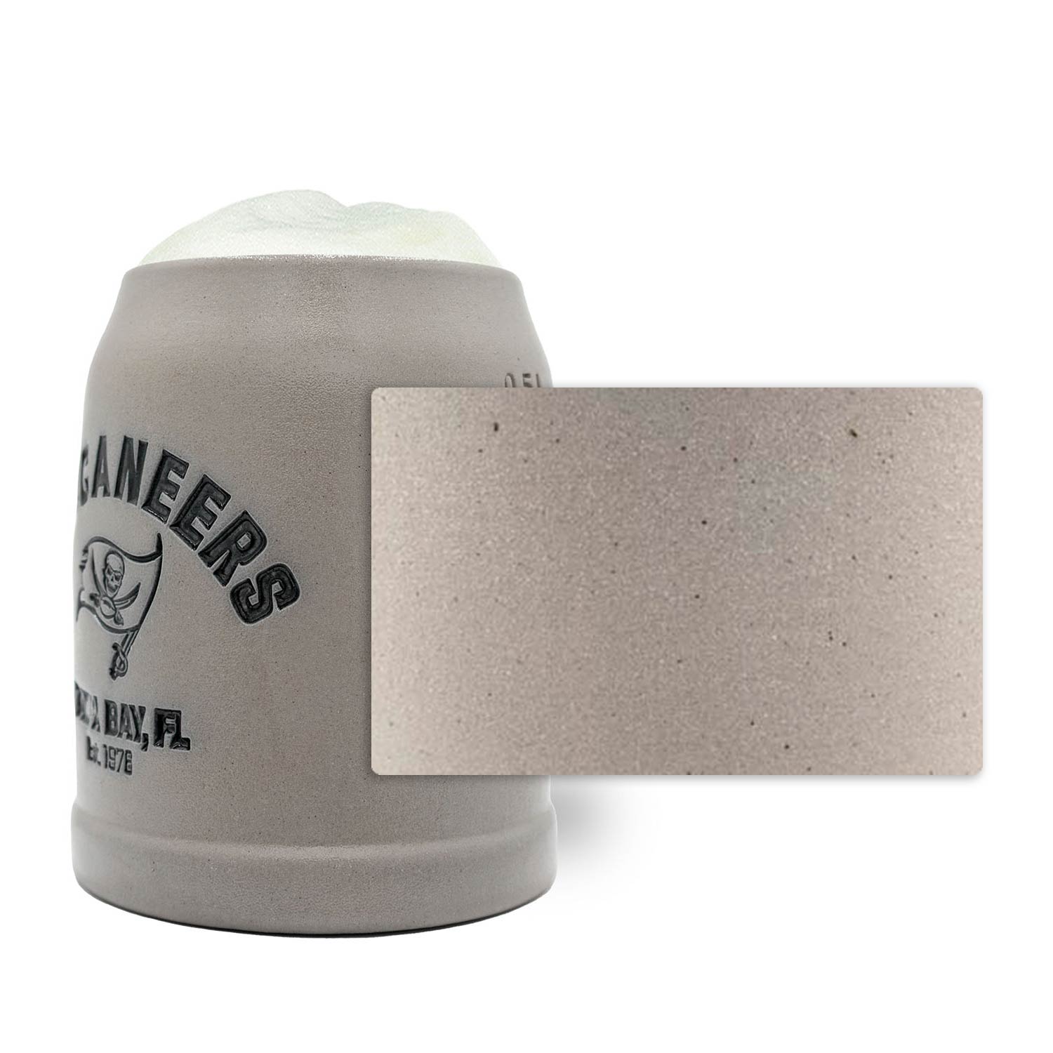 Hochwertiger Bierkrug mit Tampa Bay Buccaneers Logo, Gravurfeld und optionalem Zinndeckel, Steingut, 0,5 l.