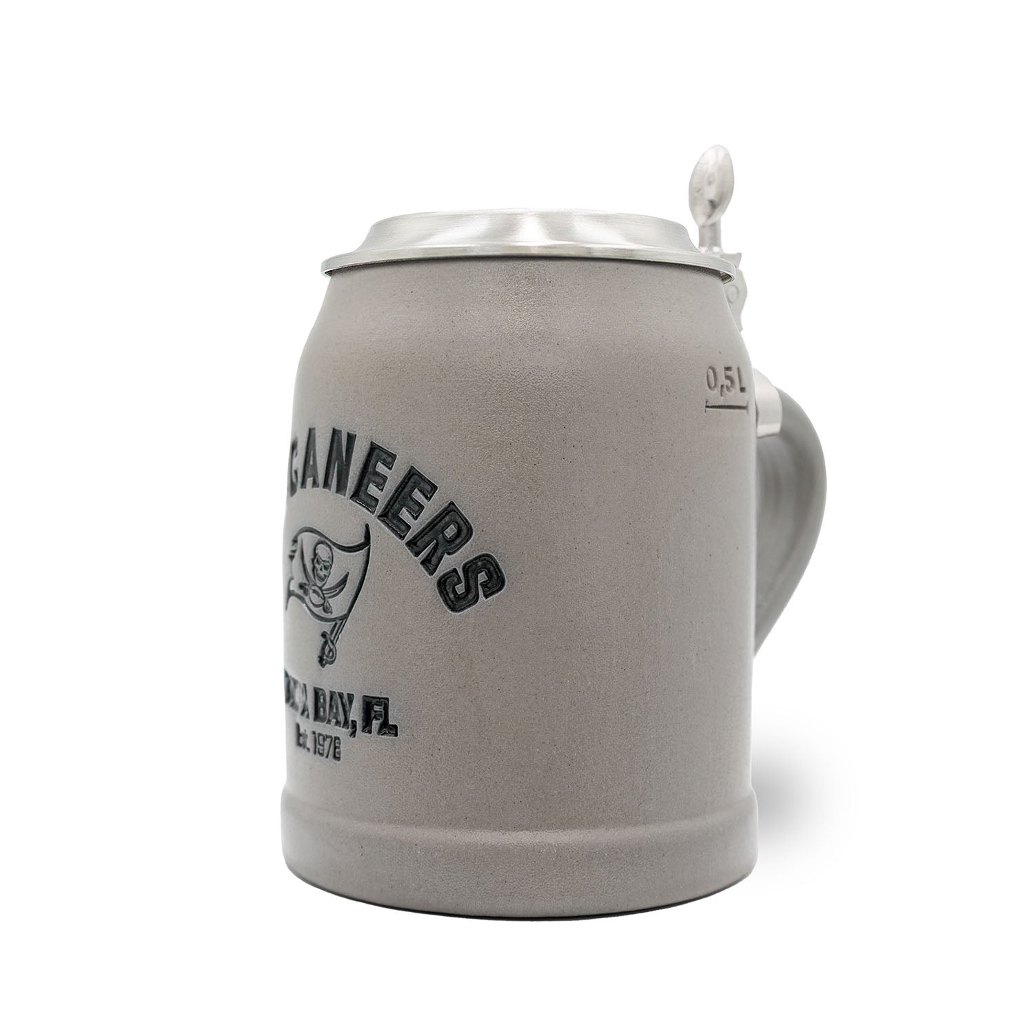 Steinkrug aus Keramik mit Tampa Bay Buccaneers Logo, Zinndeckel mit NFL Gravur, optional personalisierbar, 0,5 l.
