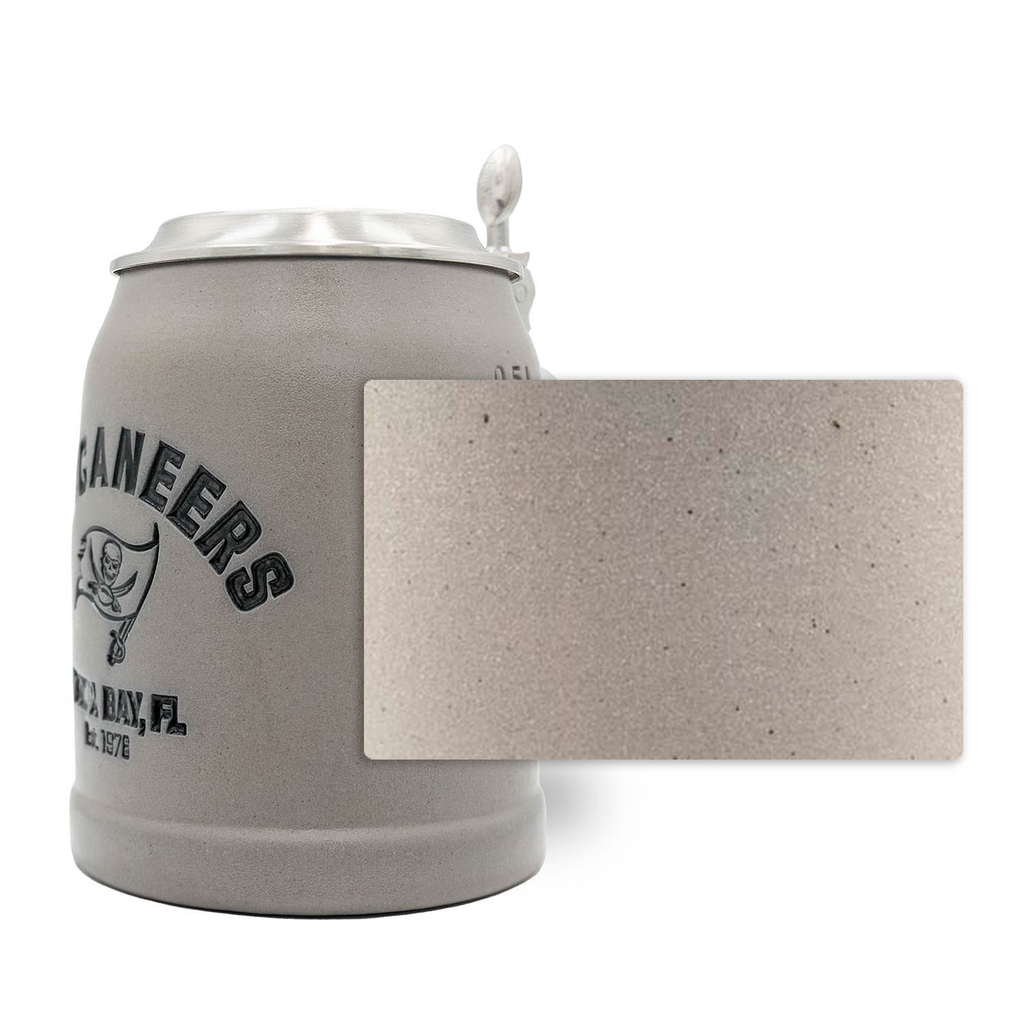 Steinbierkrug mit Tampa Bay Buccaneers Logo, Zinndeckel mit Gravur, optional personalisierbar, Fassungsvermögen 0,5 l.