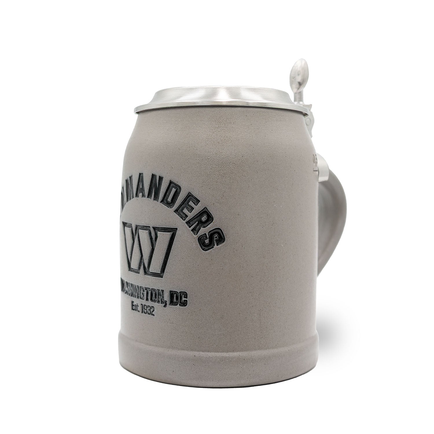 Halbliter-Bierkrug aus Stein mit Washington Commanders Logo, Zinndeckel und optionaler Gravur in Handarbeit gefertigt.