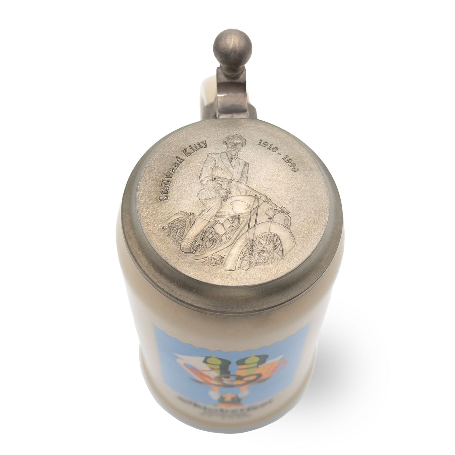 Detailansicht von oben: runder Zinnklappdeckel mit Knauf auf dem offiziellen 1-Liter Oktoberfestkrug 2025.