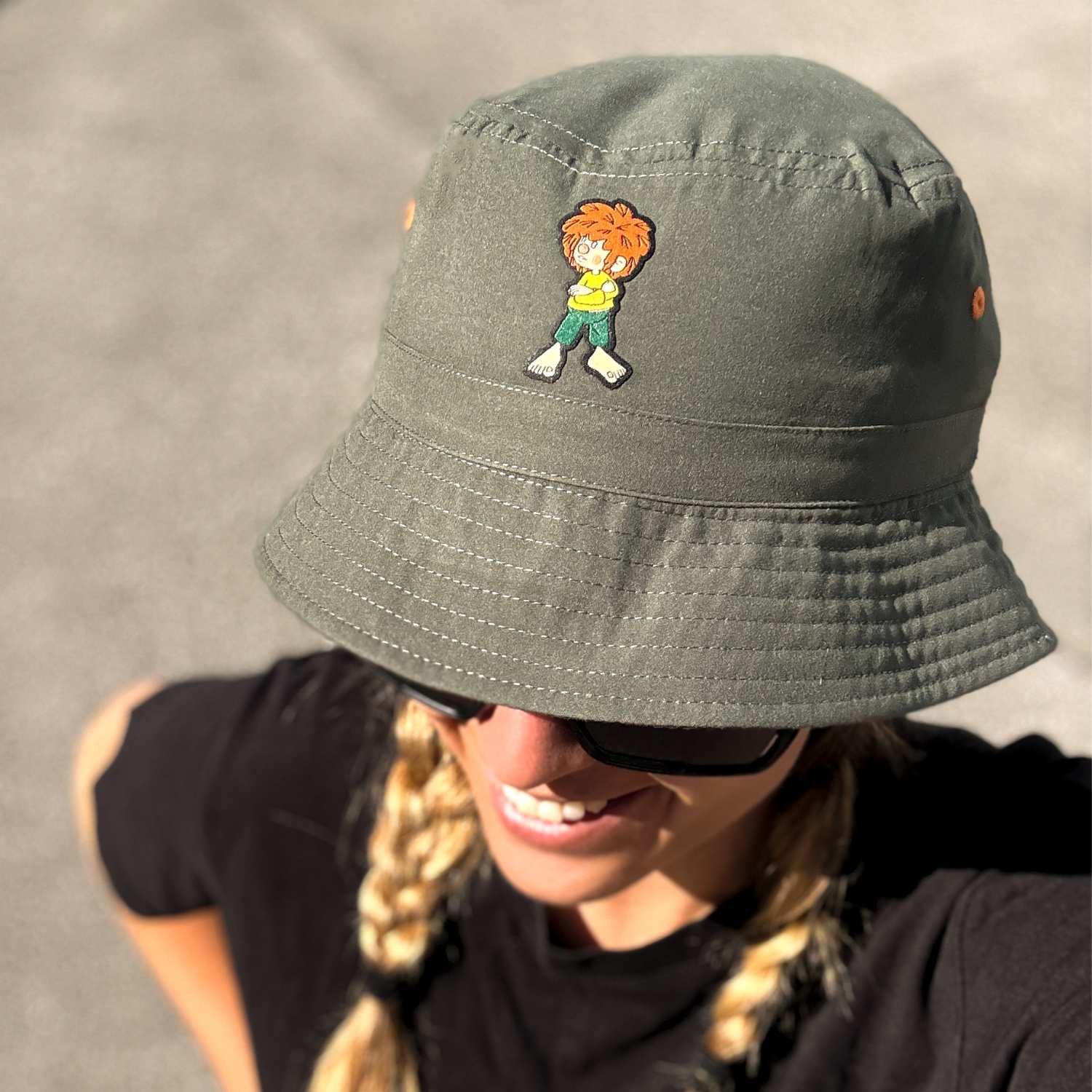 Frau Trägt Oliv Grünen Fischerhut mit Pumuckl Weblabel