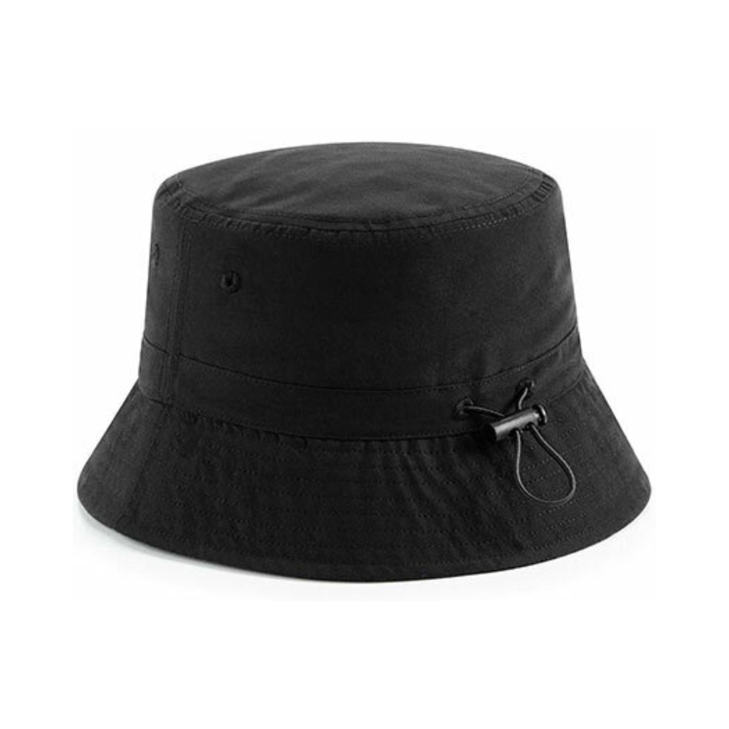 Rückseite schwarzer recycelter Fischerhut mit Kontrastösen und Gummizug mit Stopper