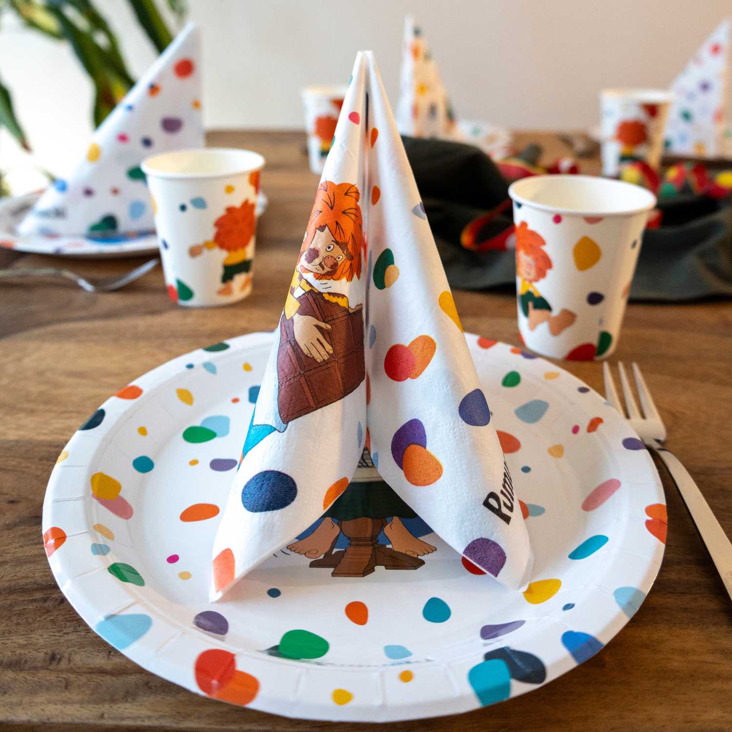 Kinder Party-Set mit Pumuckl-Motiv, bestehend aus runden Papptellern, Pappbechern und bedruckten Servietten, 48 Teile