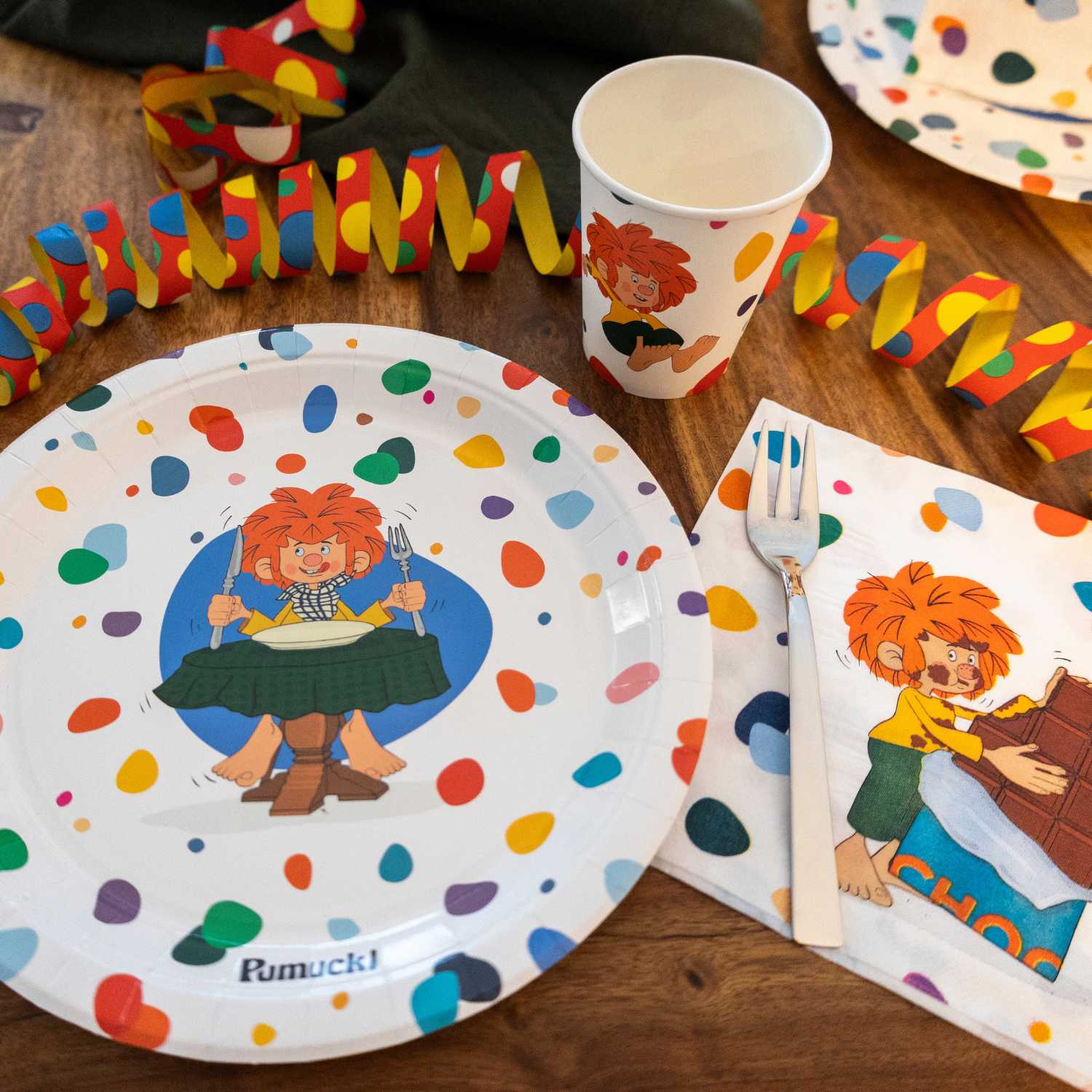 Pumuckl Partyset mit Motiv auf Papptellern, Pappbechern und Servietten, 48-teilig, aus Pappe, bunt.