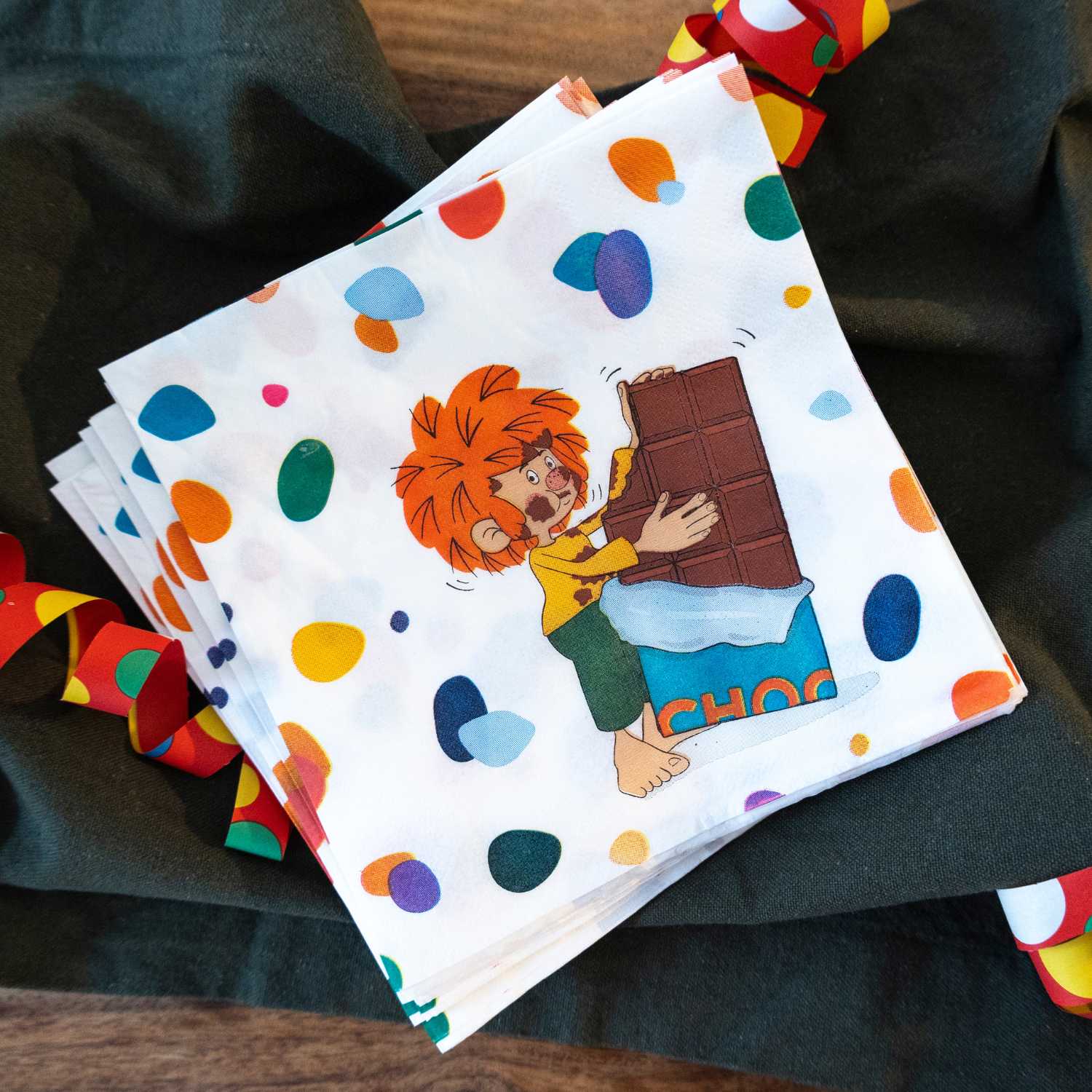 Kinder-Partyset mit Pumuckl-Motiv, bestehend aus runden Papptellern, Pappbechern und bedruckten Servietten, 48-teilig.