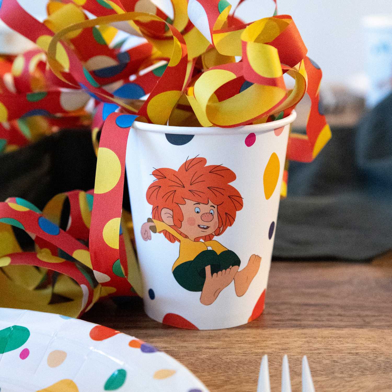 Kinder-Partygeschirr mit Pumuckl-Motiv, bestehend aus Papptellern, Pappbechern und Servietten, 48-teilig.