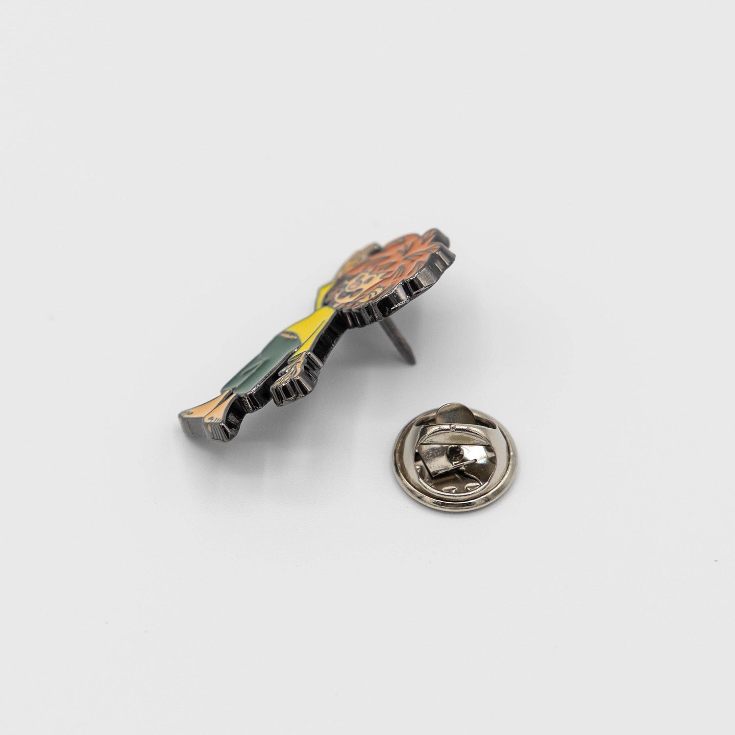 Pumuckl-Servus-Pin mit abgenommenem Butterfly-Verschluss – Seitenansicht des Metallpins mit Emaille