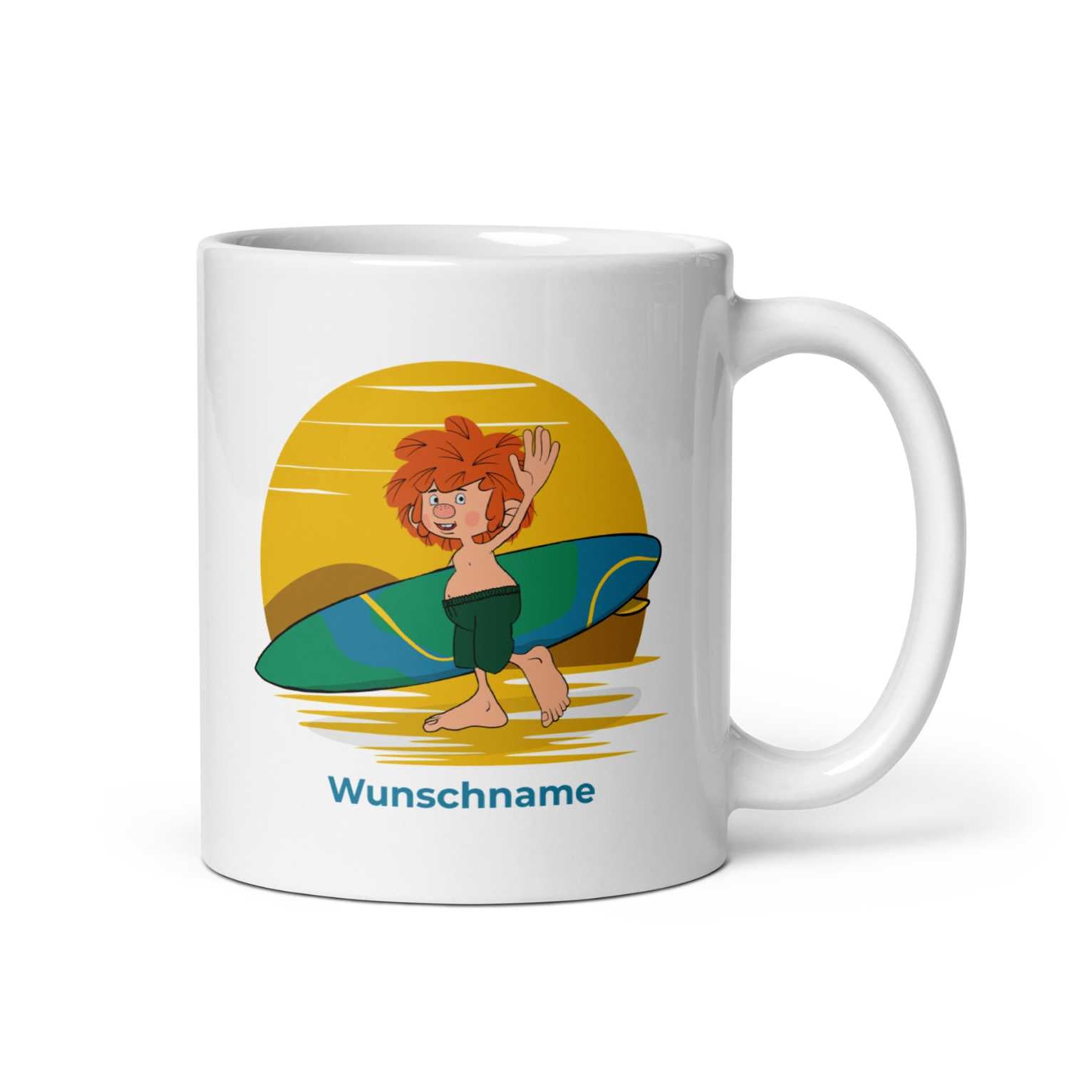 Weiße Keramiktasse mit farbigem Pumuckl-Motiv als Surfer vor Sonnenuntergang mit personalisierbarem Text.