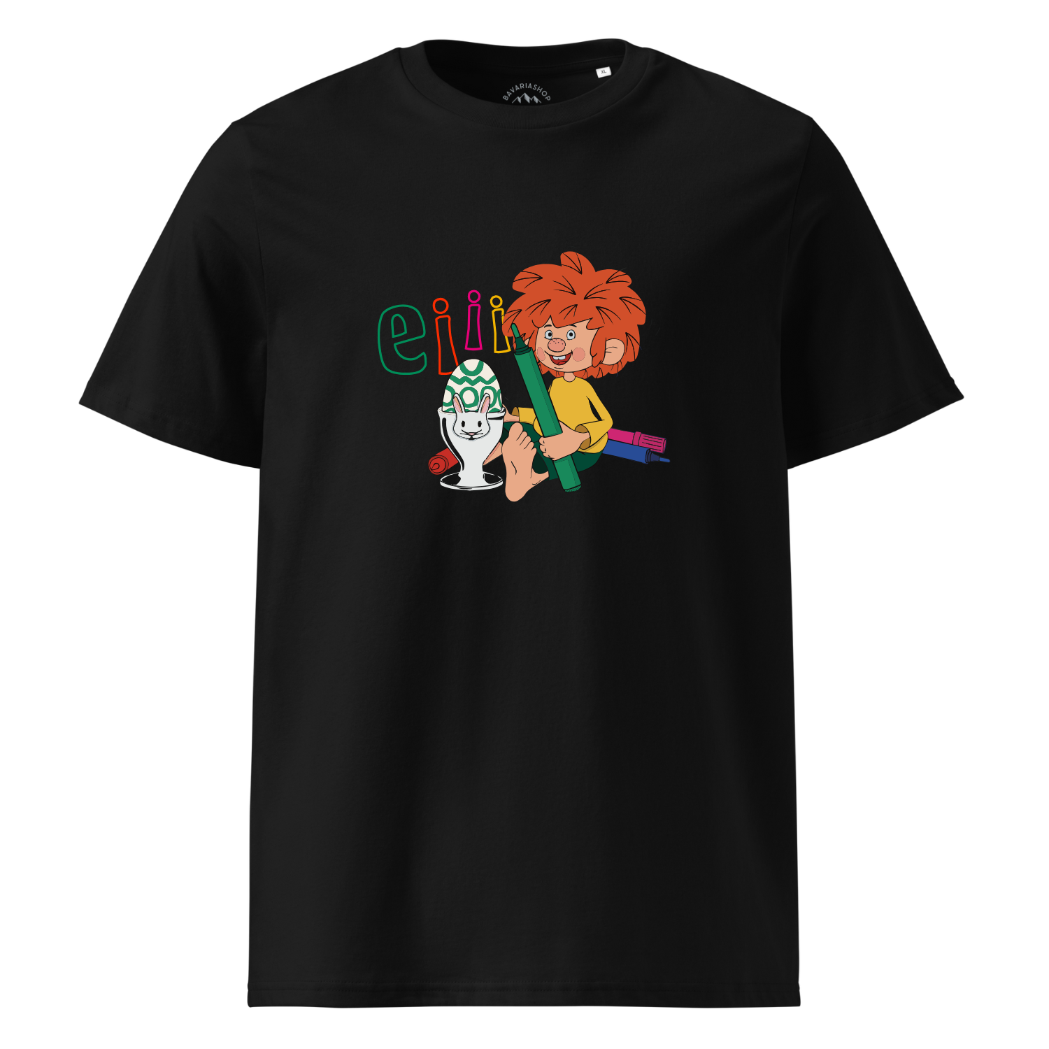 Schwarzes Herren T-Shirt mit farbenfrohem Pumuckl-Motiv, der ein Osterei mit Häschen-Design bemalt.
