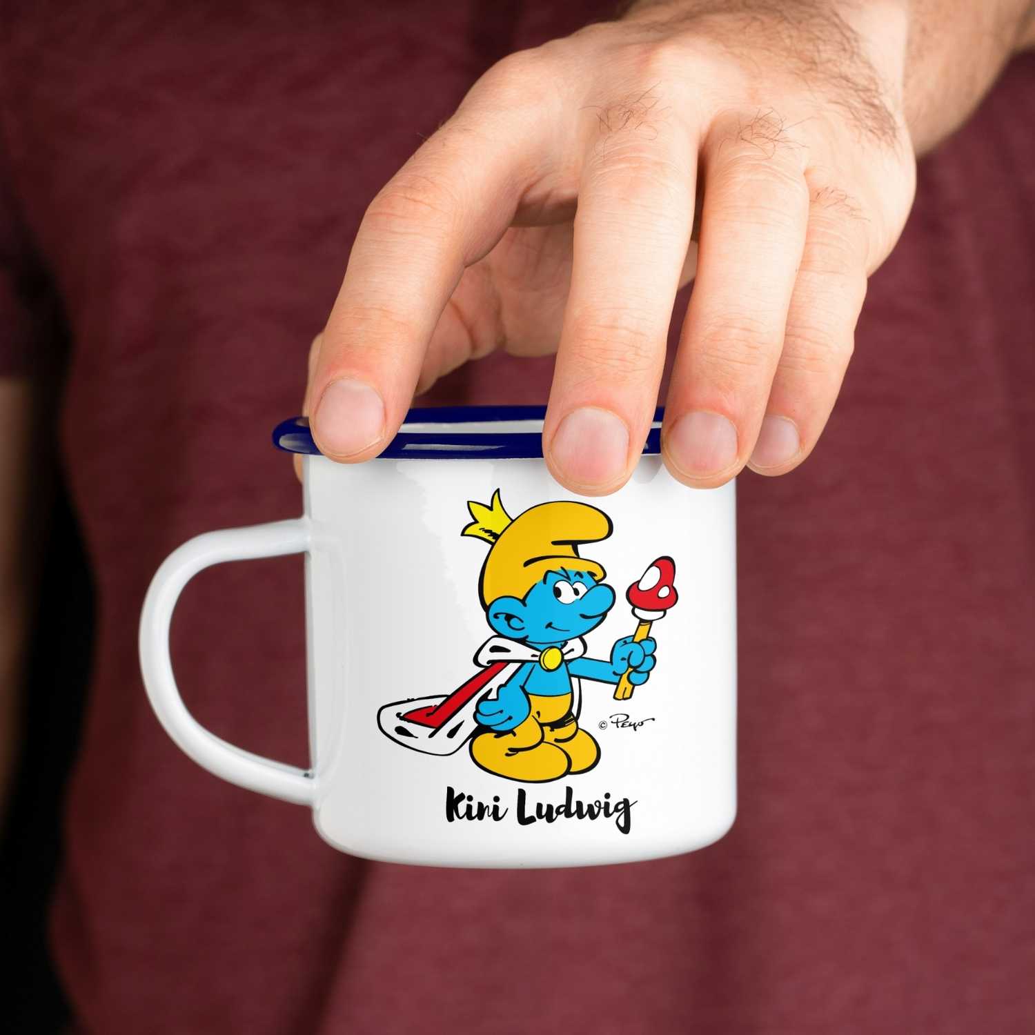 Emaille-Tasse mit Schlumpf-Motiv und „Kini“-Schriftzug, blauem Rand, zylindrisch, ca. 330 ml Fassungsvermögen.