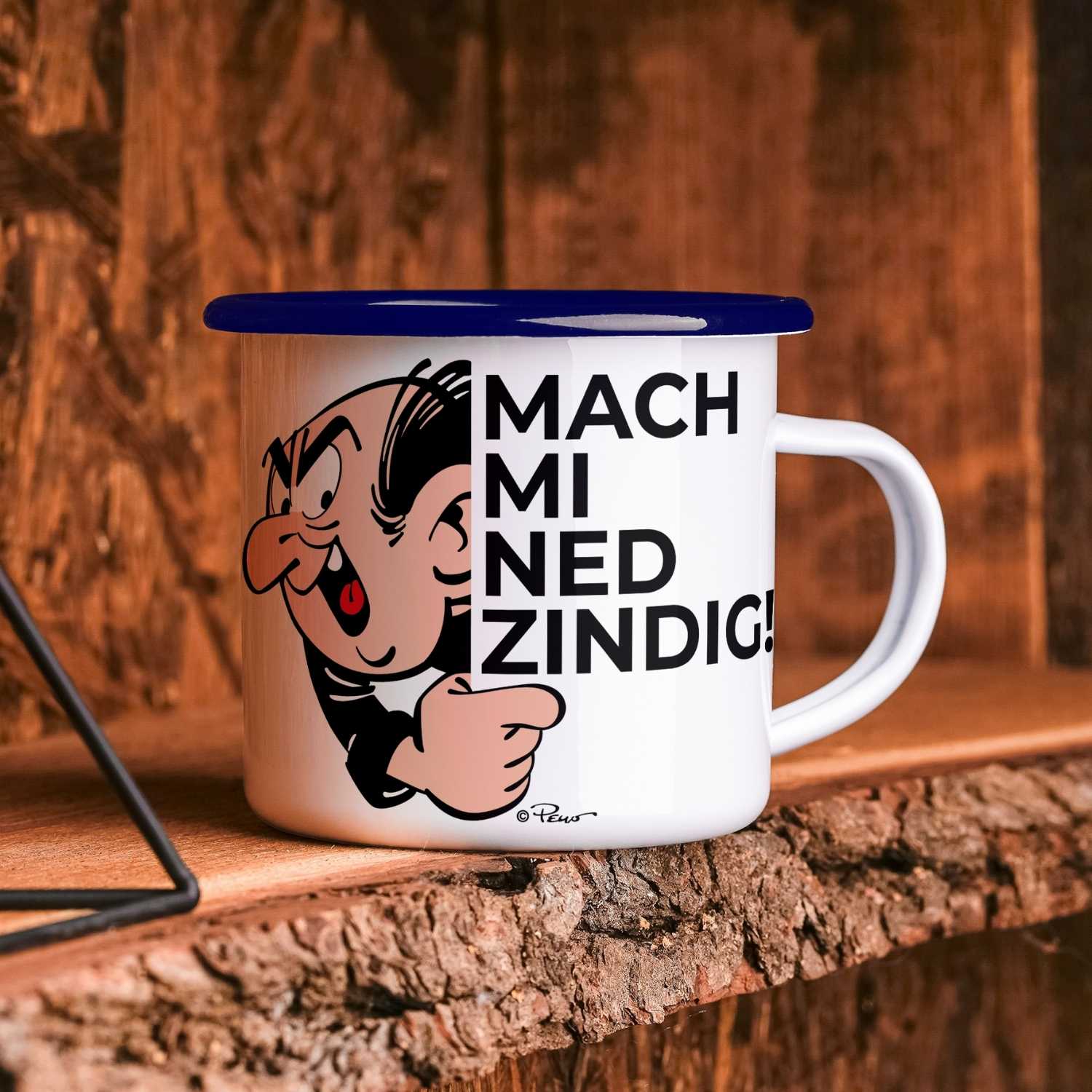 Emaille-Tasse mit blauem Rand, Comic-Motiv und Schriftzug „Mach mi ned zindig“, ca. 330 ml, Ø 8 cm x H 8 cm