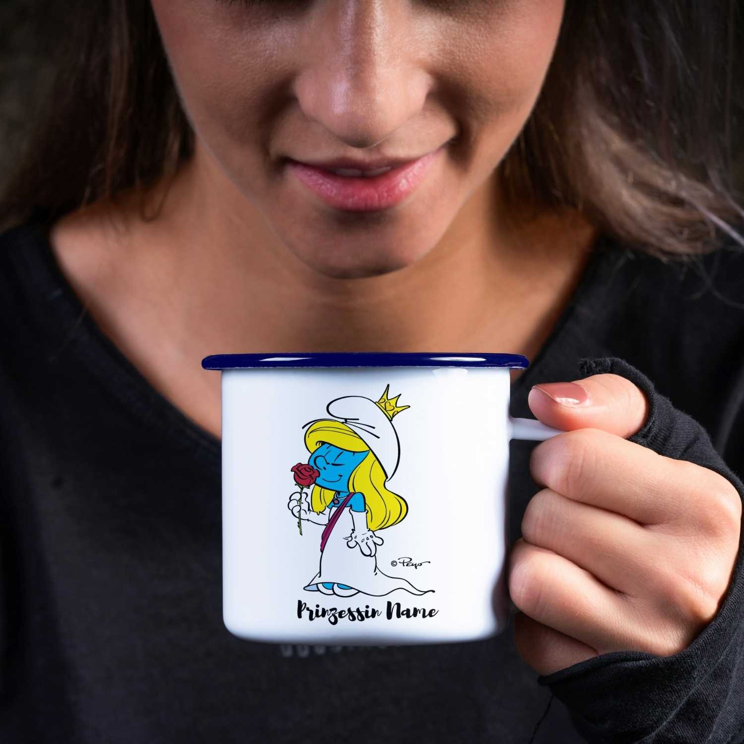Emaille-Tasse mit Schlumpf-Motiv „Prinzessin“, blauem Rand und personalisierbarem Schriftzug, ca. 330 ml.