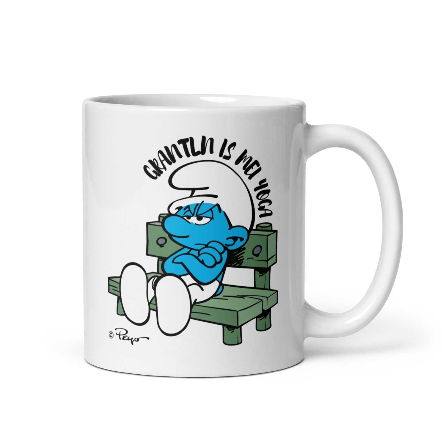 Porzellan-Tasse mit Schlumpf-Motiv und dem Schriftzug „Grantln is mei Yoga“, ca. 330 ml Fassungsvermögen.