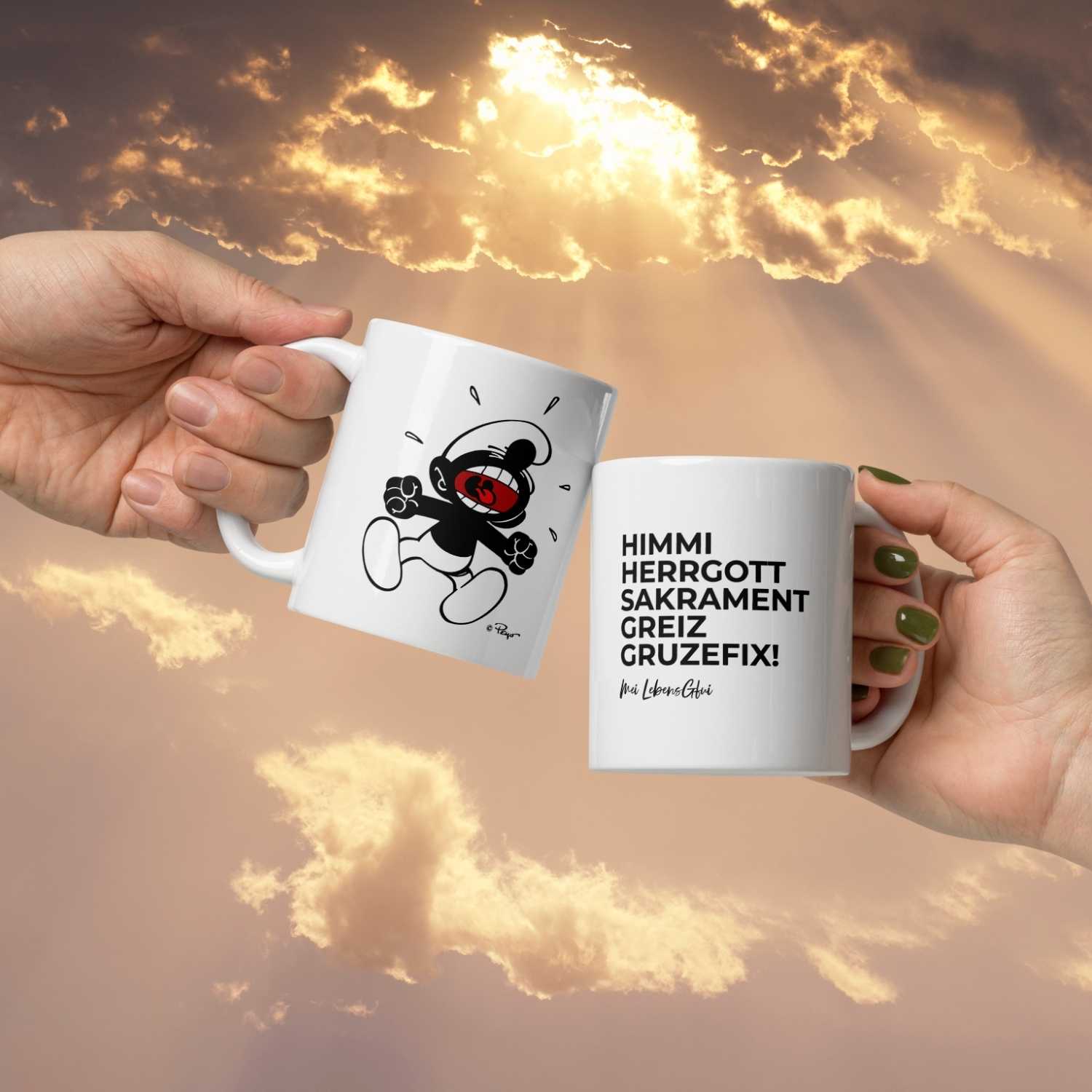 Weiße Porzellantasse mit Schlumpf-Motiv und blauem Schriftzug „Himme Herrgott“, gegenüber dem Henkel bedruckt, 330 ml.