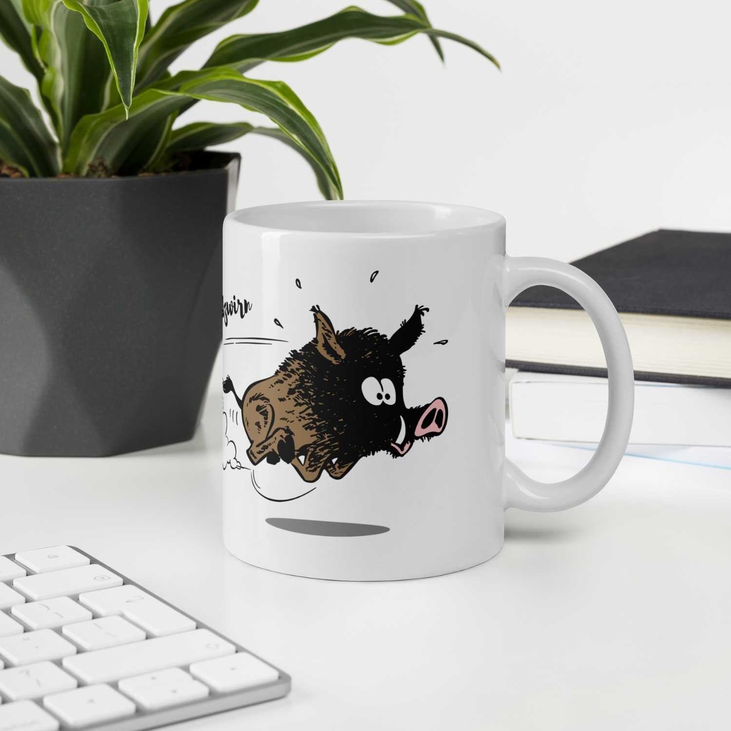 Weiße Porzellan-Tasse mit farbigem Schlümpfe-Motiv und dem Schriftzug „Himmeorschundzwirn“, 330 ml Füllmenge.